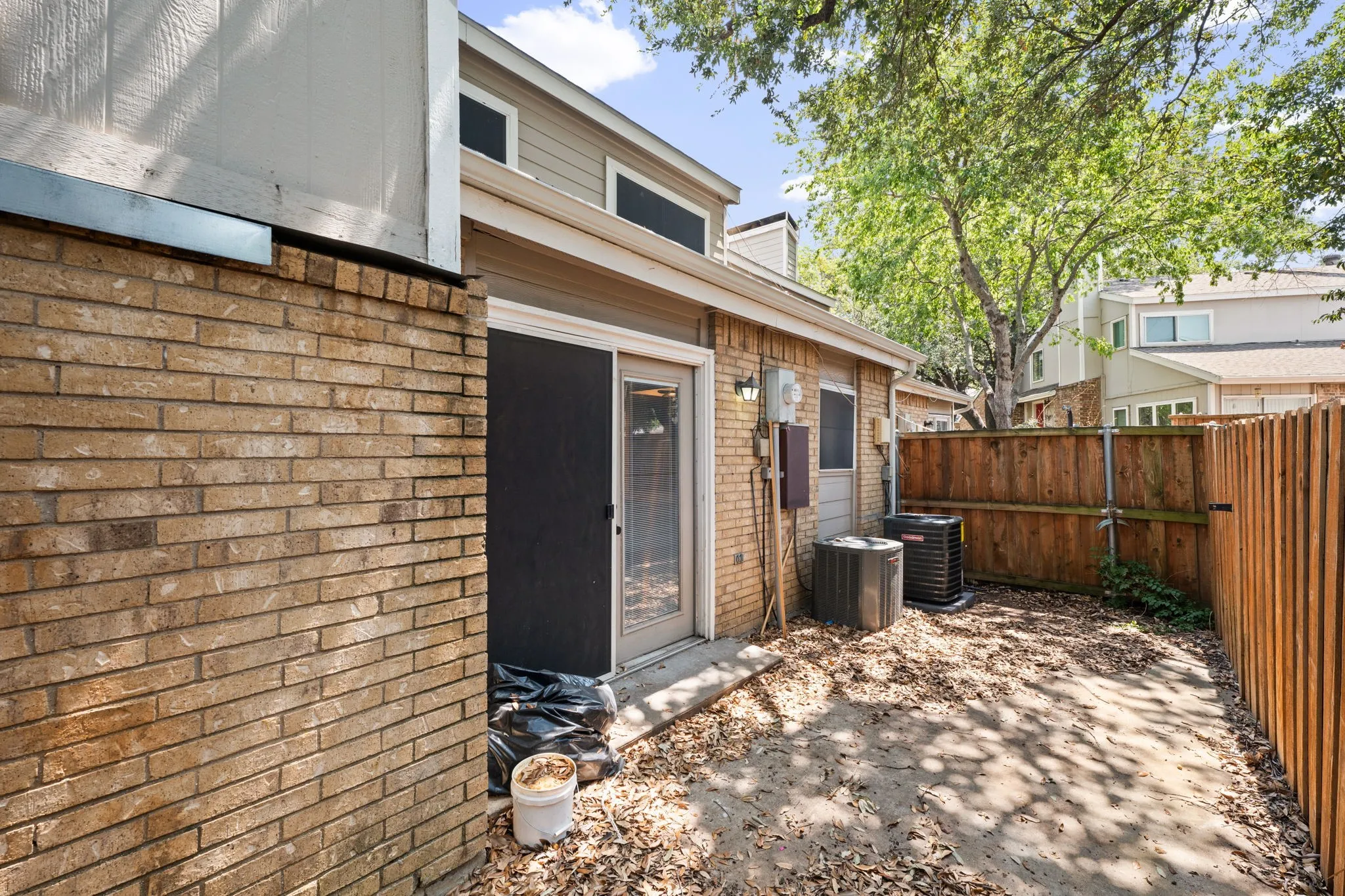 Townhouse For Rent in Dallas County , 2706 Creek Wood Court, Carrollton, Texas 75006, 4 Bedroom, 2 Bathroom, 1 Garage spaces, 1,738 Sqft, built in 1974, mls#21354047, Real Estate Agent in Carrollton, Homes For Rent in Dallas county, Homes For Rent in Carrollton, Realtor in Carrollton Texas, Real Estate Brokerage Independent Realty Texas, Luminita Cordes Realtor