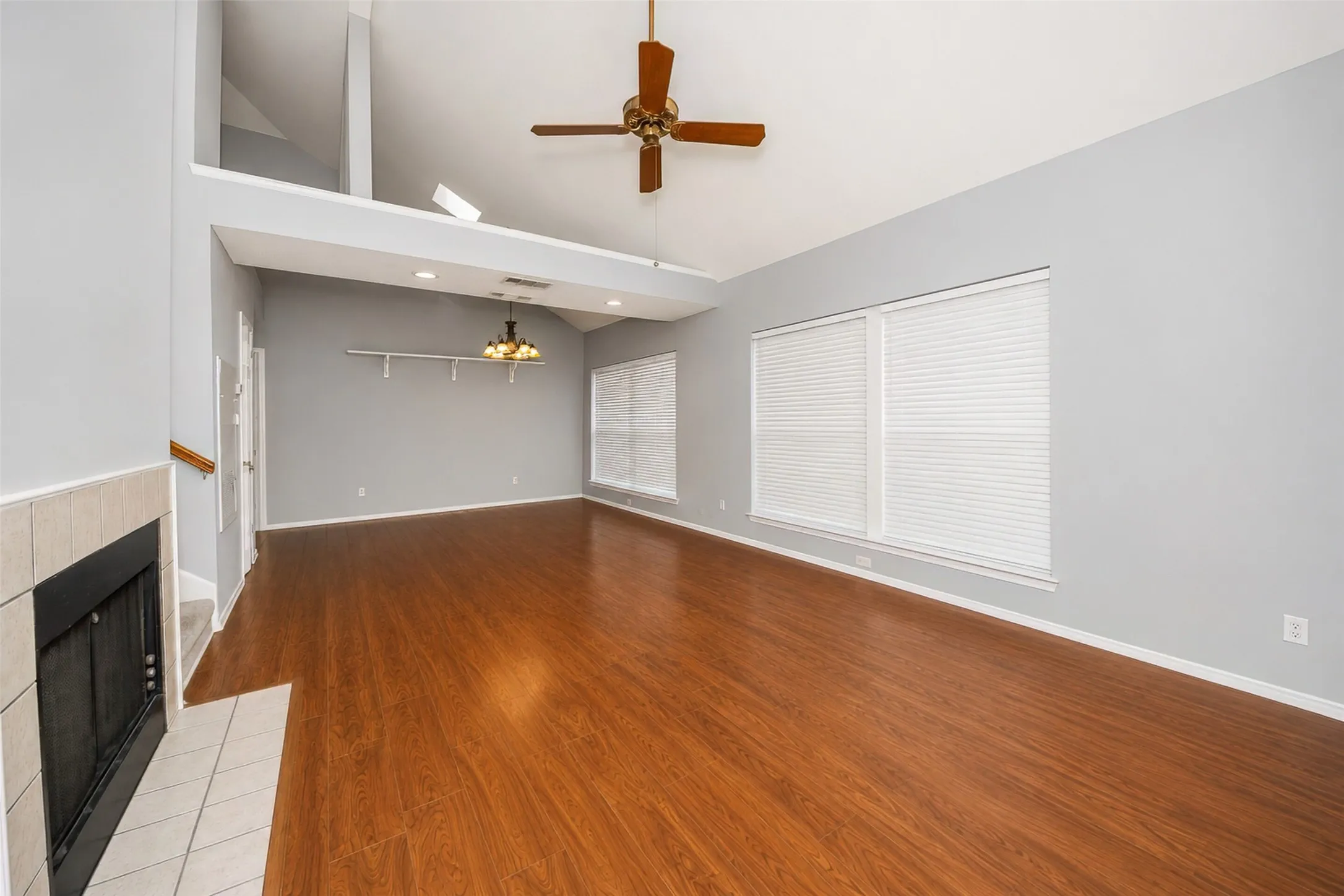 Single Family Residence For Sale in Denton County , 2927 Peninsula Way, Carrollton, Texas 75007, 3 Bedroom, 3 Bathroom, 1 Garage spaces, 1,653 Sqft, built in 1987, mls#21353905, Real Estate Agent in Carrollton, Homes For Sale in Denton county, Homes For Sale in Carrollton, Realtor in Carrollton Texas, Real Estate Brokerage Independent Realty Texas, Luminita Cordes Realtor