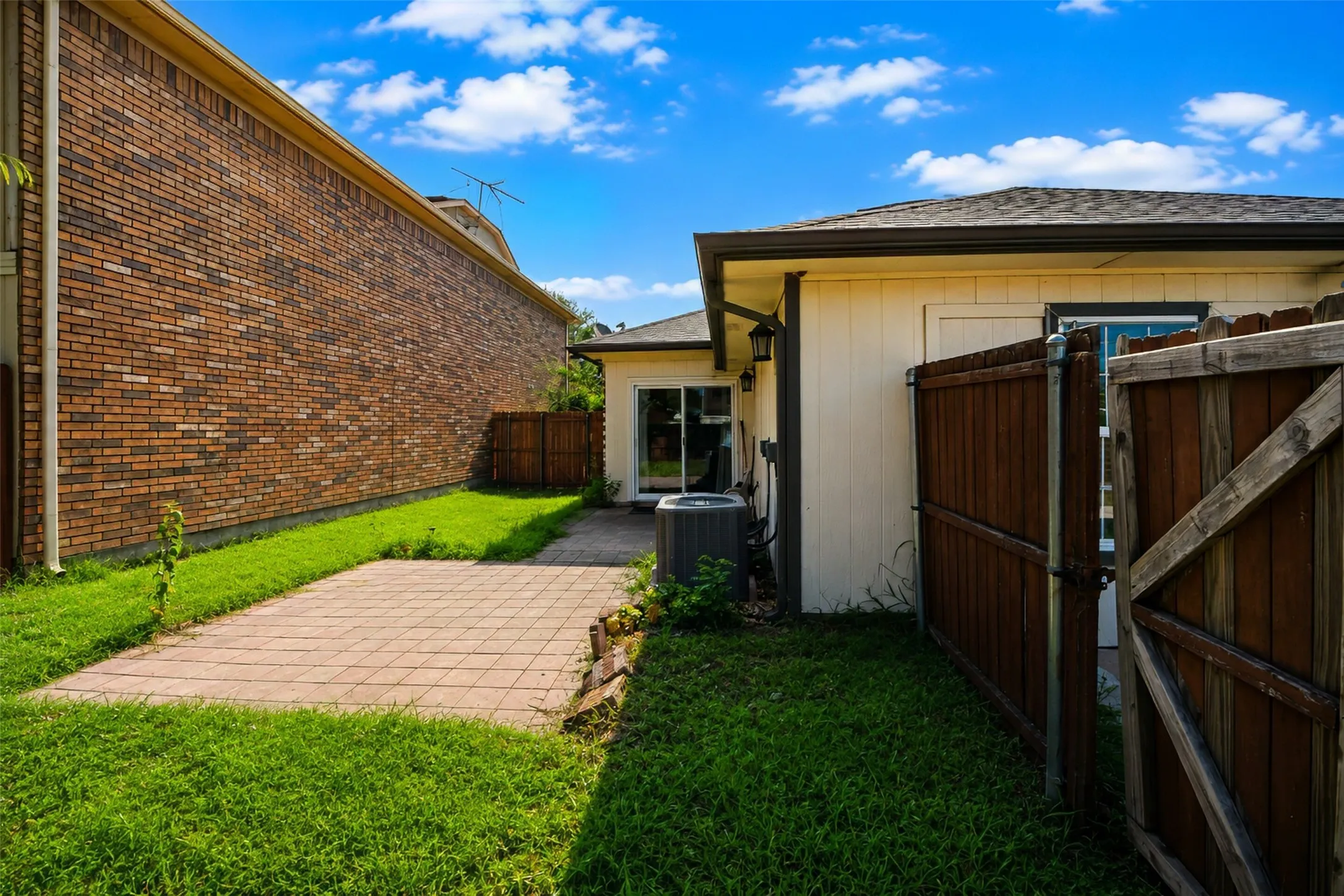 Single Family Residence For Sale in Denton County , 2927 Peninsula Way, Carrollton, Texas 75007, 3 Bedroom, 3 Bathroom, 1 Garage spaces, 1,653 Sqft, built in 1987, mls#21353905, Real Estate Agent in Carrollton, Homes For Sale in Denton county, Homes For Sale in Carrollton, Realtor in Carrollton Texas, Real Estate Brokerage Independent Realty Texas, Luminita Cordes Realtor