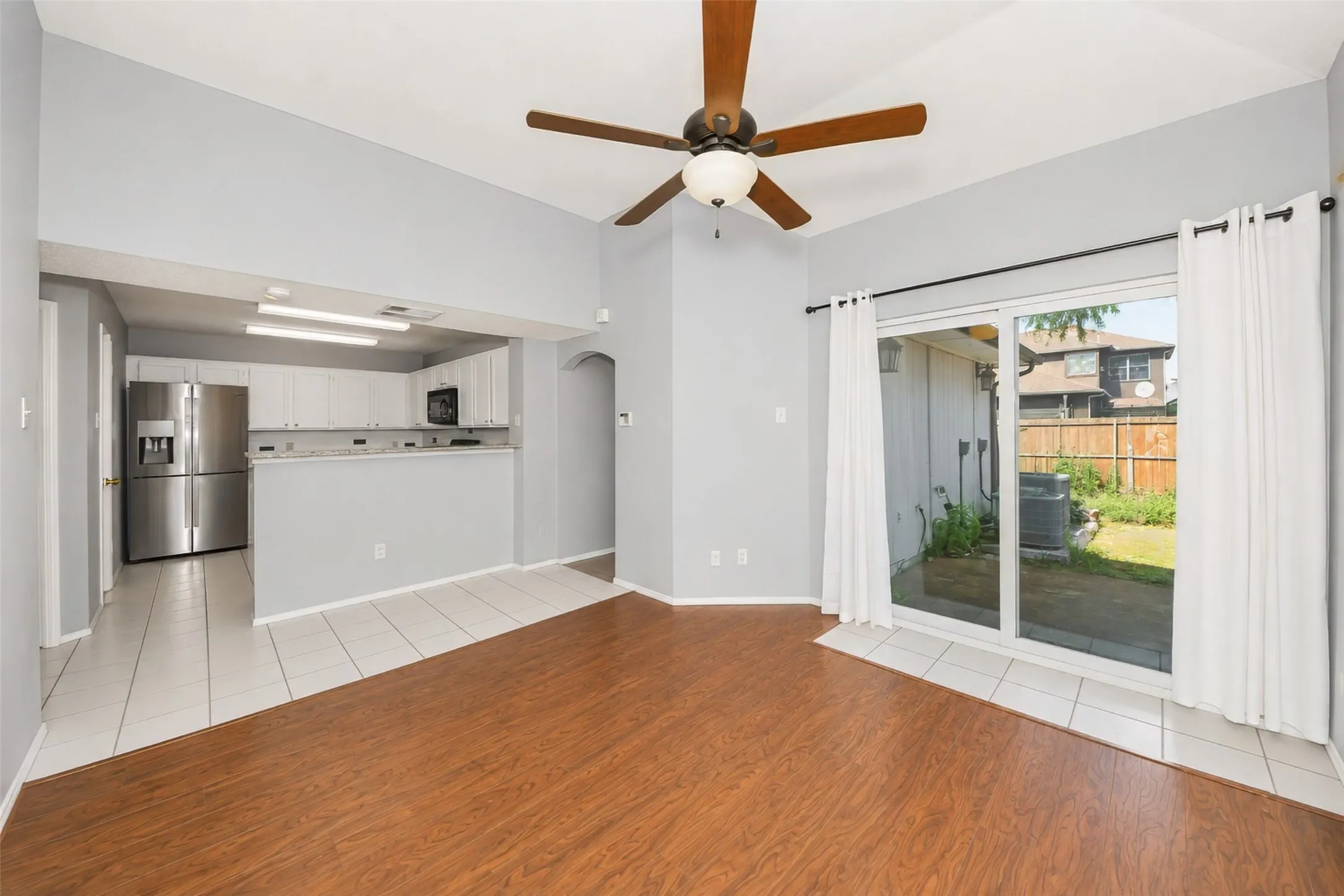 Single Family Residence For Sale in Denton County , 2927 Peninsula Way, Carrollton, Texas 75007, 3 Bedroom, 3 Bathroom, 1 Garage spaces, 1,653 Sqft, built in 1987, mls#21353905, Real Estate Agent in Carrollton, Homes For Sale in Denton county, Homes For Sale in Carrollton, Realtor in Carrollton Texas, Real Estate Brokerage Independent Realty Texas, Luminita Cordes Realtor