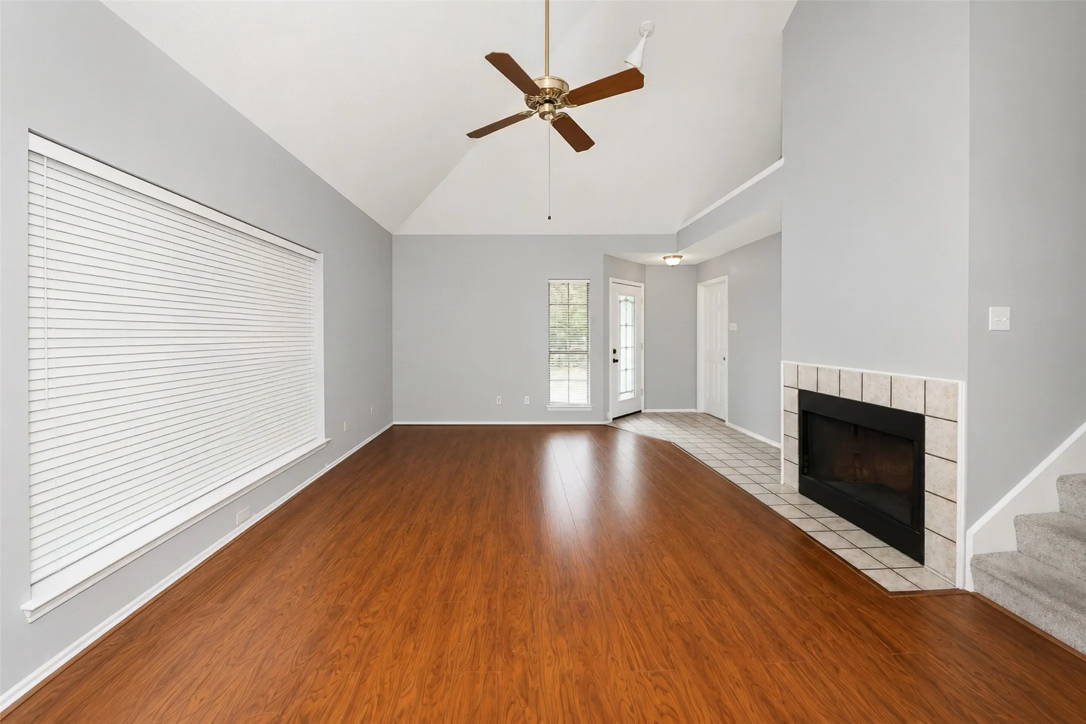 Single Family Residence For Sale in Denton County , 2927 Peninsula Way, Carrollton, Texas 75007, 3 Bedroom, 3 Bathroom, 1 Garage spaces, 1,653 Sqft, built in 1987, mls#21353905, Real Estate Agent in Carrollton, Homes For Sale in Denton county, Homes For Sale in Carrollton, Realtor in Carrollton Texas, Real Estate Brokerage Independent Realty Texas, Luminita Cordes Realtor