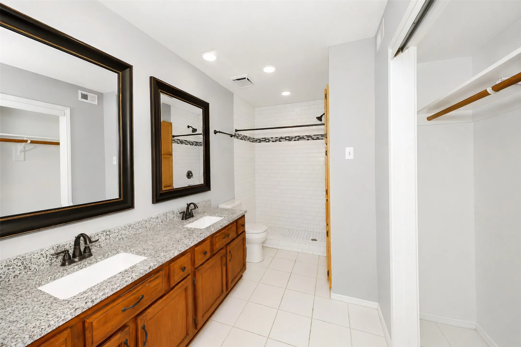 Single Family Residence For Sale in Denton County , 2927 Peninsula Way, Carrollton, Texas 75007, 3 Bedroom, 3 Bathroom, 1 Garage spaces, 1,653 Sqft, built in 1987, mls#21353905, Real Estate Agent in Carrollton, Homes For Sale in Denton county, Homes For Sale in Carrollton, Realtor in Carrollton Texas, Real Estate Brokerage Independent Realty Texas, Luminita Cordes Realtor