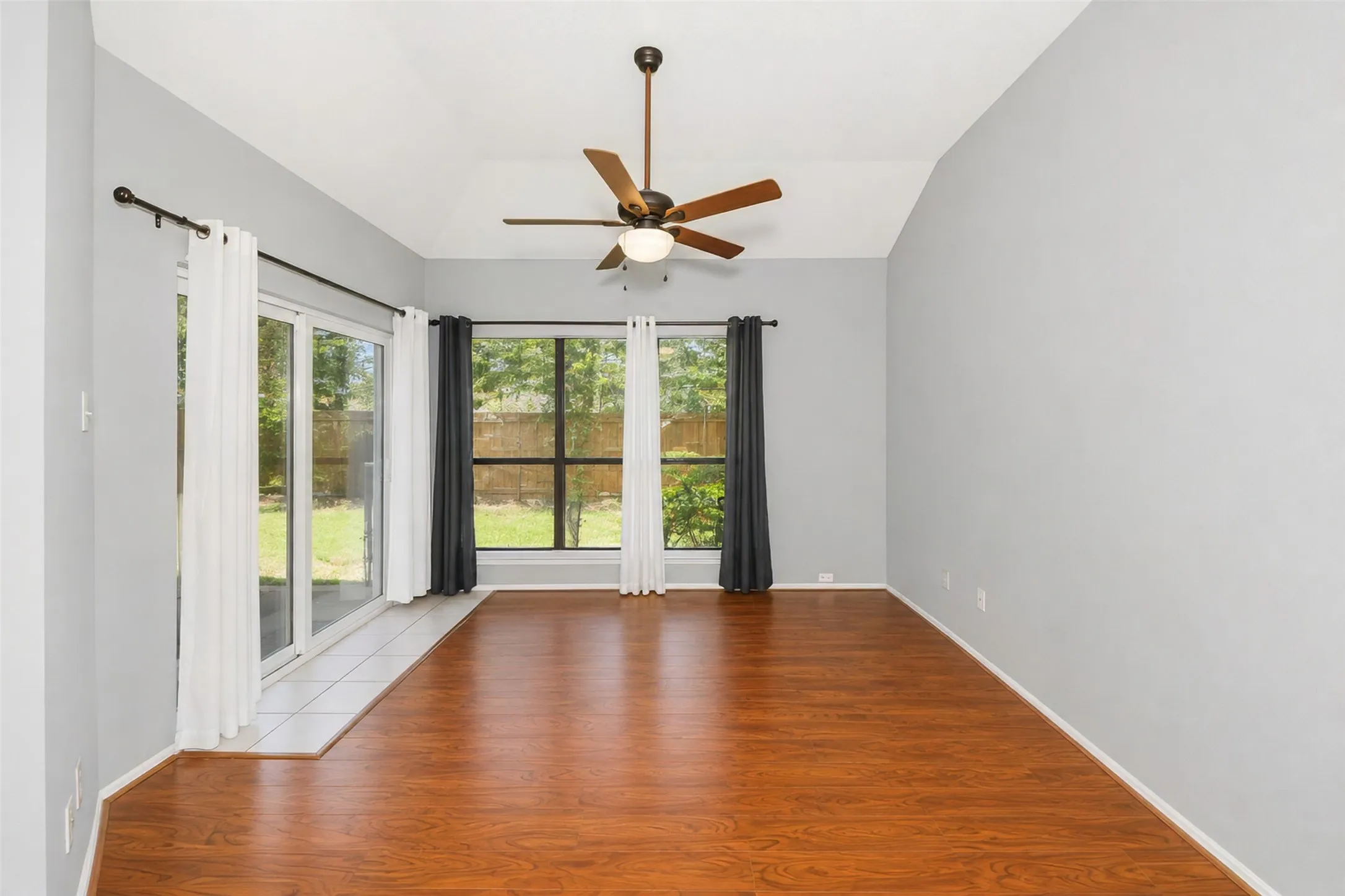 Single Family Residence For Sale in Denton County , 2927 Peninsula Way, Carrollton, Texas 75007, 3 Bedroom, 3 Bathroom, 1 Garage spaces, 1,653 Sqft, built in 1987, mls#21353905, Real Estate Agent in Carrollton, Homes For Sale in Denton county, Homes For Sale in Carrollton, Realtor in Carrollton Texas, Real Estate Brokerage Independent Realty Texas, Luminita Cordes Realtor