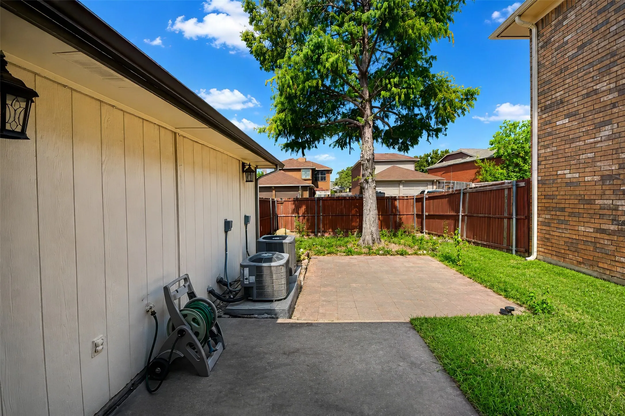 Single Family Residence For Sale in Denton County , 2927 Peninsula Way, Carrollton, Texas 75007, 3 Bedroom, 3 Bathroom, 1 Garage spaces, 1,653 Sqft, built in 1987, mls#21353905, Real Estate Agent in Carrollton, Homes For Sale in Denton county, Homes For Sale in Carrollton, Realtor in Carrollton Texas, Real Estate Brokerage Independent Realty Texas, Luminita Cordes Realtor