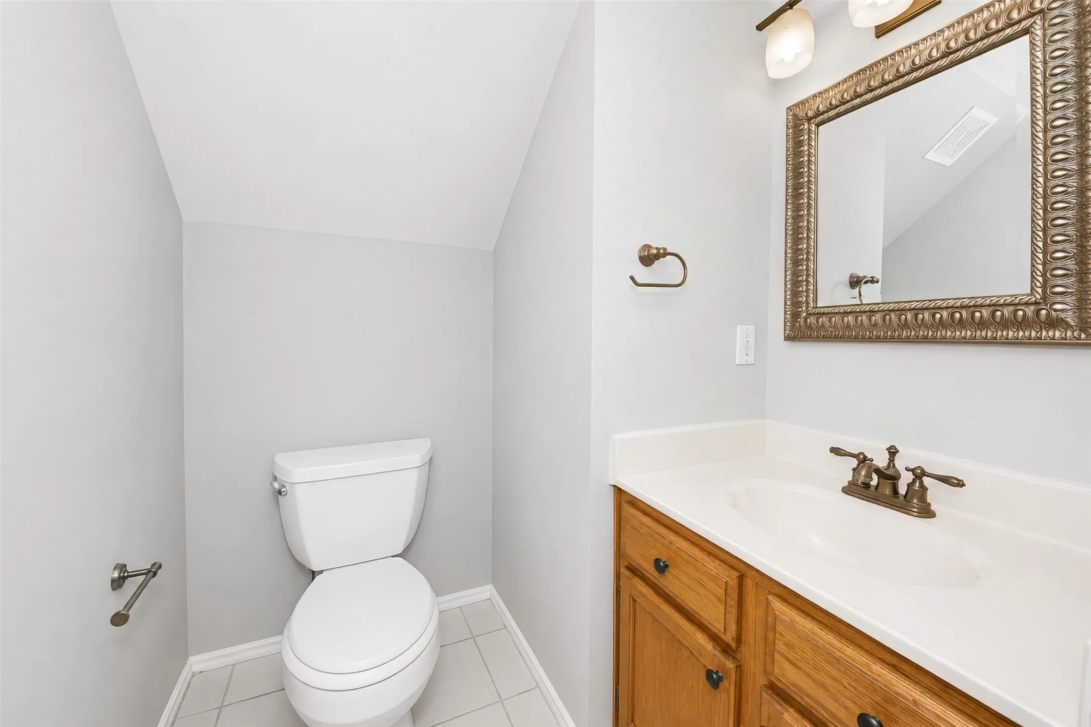 Single Family Residence For Sale in Denton County , 2927 Peninsula Way, Carrollton, Texas 75007, 3 Bedroom, 3 Bathroom, 1 Garage spaces, 1,653 Sqft, built in 1987, mls#21353905, Real Estate Agent in Carrollton, Homes For Sale in Denton county, Homes For Sale in Carrollton, Realtor in Carrollton Texas, Real Estate Brokerage Independent Realty Texas, Luminita Cordes Realtor
