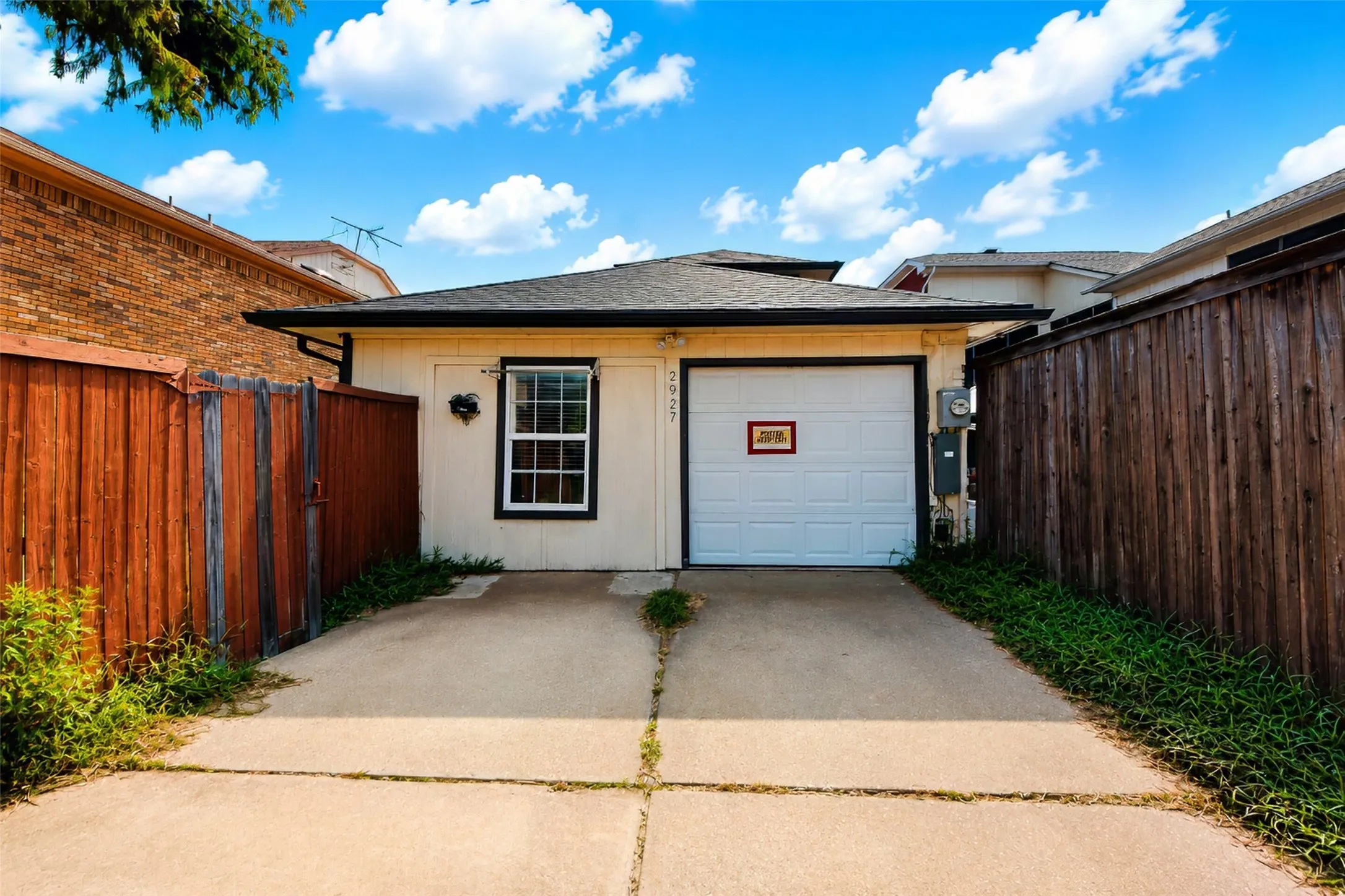 Single Family Residence For Sale in Denton County , 2927 Peninsula Way, Carrollton, Texas 75007, 3 Bedroom, 3 Bathroom, 1 Garage spaces, 1,653 Sqft, built in 1987, mls#21353905, Real Estate Agent in Carrollton, Homes For Sale in Denton county, Homes For Sale in Carrollton, Realtor in Carrollton Texas, Real Estate Brokerage Independent Realty Texas, Luminita Cordes Realtor