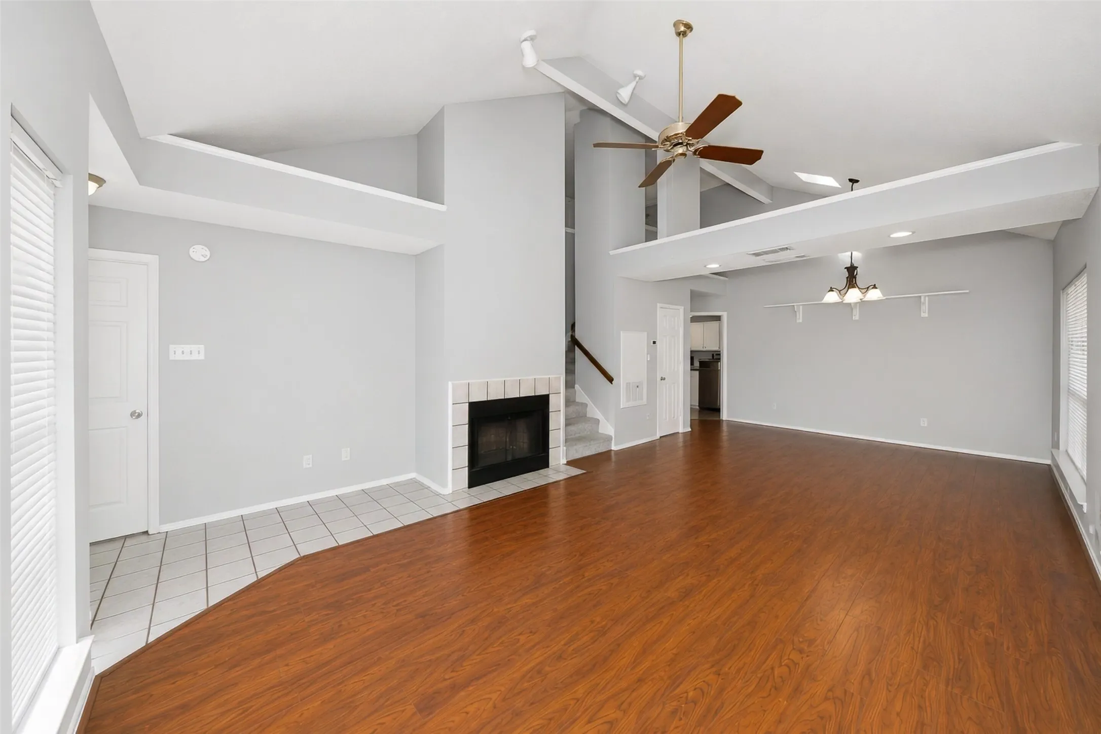 Single Family Residence For Sale in Denton County , 2927 Peninsula Way, Carrollton, Texas 75007, 3 Bedroom, 3 Bathroom, 1 Garage spaces, 1,653 Sqft, built in 1987, mls#21353905, Real Estate Agent in Carrollton, Homes For Sale in Denton county, Homes For Sale in Carrollton, Realtor in Carrollton Texas, Real Estate Brokerage Independent Realty Texas, Luminita Cordes Realtor