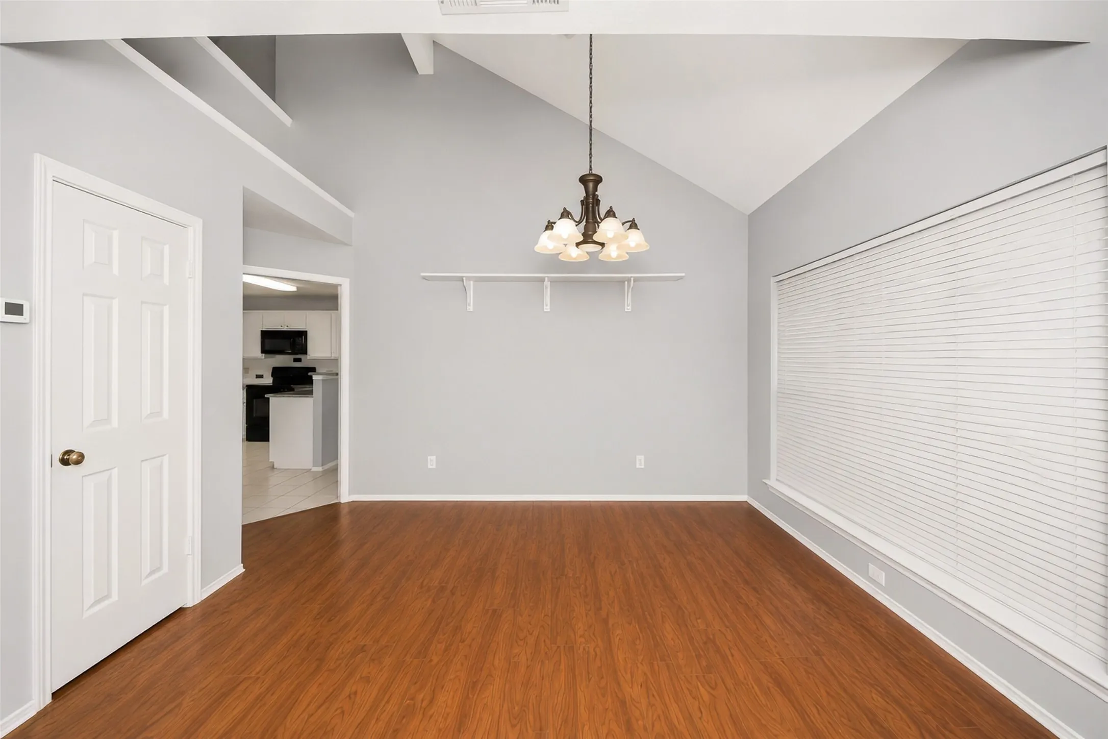Single Family Residence For Sale in Denton County , 2927 Peninsula Way, Carrollton, Texas 75007, 3 Bedroom, 3 Bathroom, 1 Garage spaces, 1,653 Sqft, built in 1987, mls#21353905, Real Estate Agent in Carrollton, Homes For Sale in Denton county, Homes For Sale in Carrollton, Realtor in Carrollton Texas, Real Estate Brokerage Independent Realty Texas, Luminita Cordes Realtor