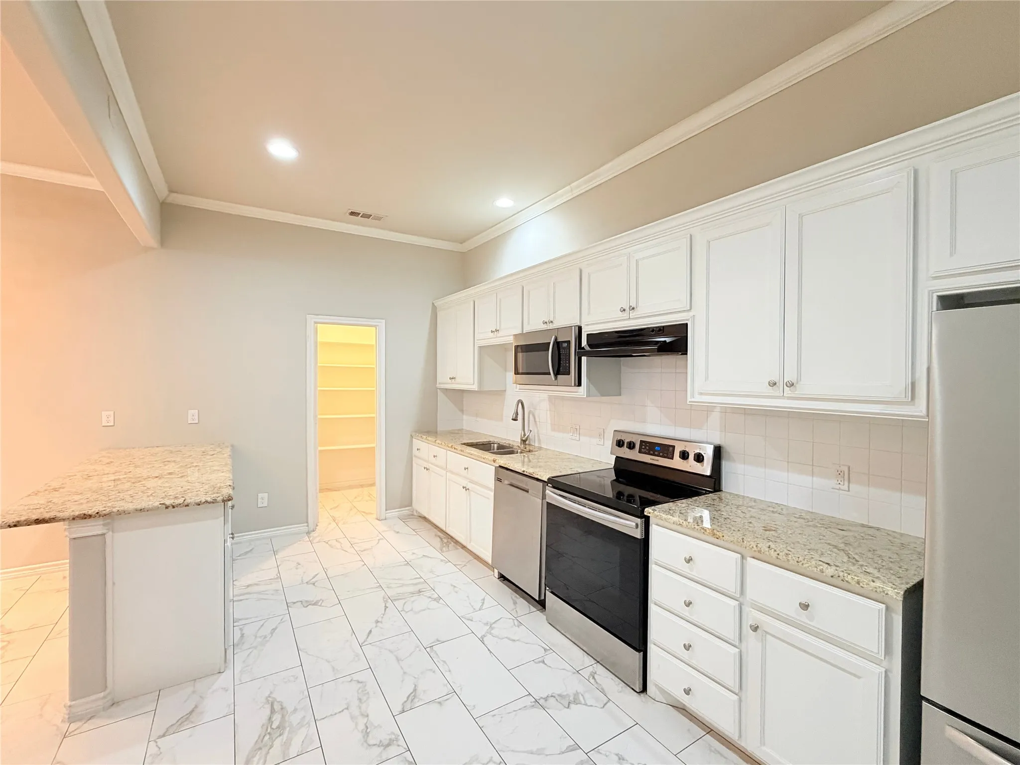 Townhouse For Rent in Dallas County , 12305 Halima Street, Dallas, Texas 75243, 4 Bedrooms, 4 Bathrooms, 2 Garage spaces, 2,397 Sqft, built in 2017, Price $2,800, mls#21354057, Real Estate Agent in Dallas, Homes For Rent in Dallas county, Homes For Rent in Dallas, Realtor in Dallas Texas, Real Estate Brokerage Independent Realty Texas, Luminita Cordes Realtor