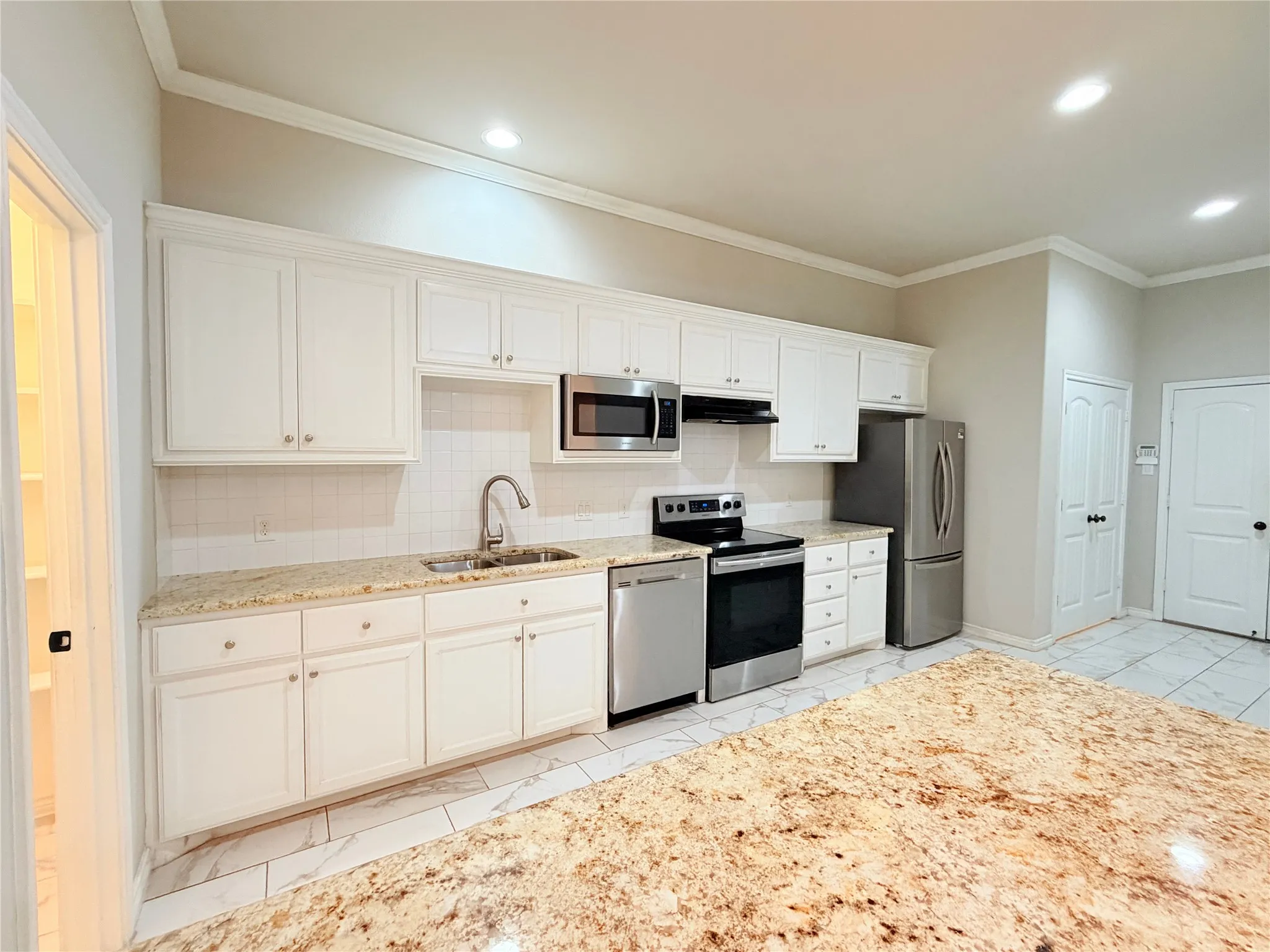 Townhouse For Rent in Dallas County , 12305 Halima Street, Dallas, Texas 75243, 4 Bedrooms, 4 Bathrooms, 2 Garage spaces, 2,397 Sqft, built in 2017, Price $2,800, mls#21354057, Real Estate Agent in Dallas, Homes For Rent in Dallas county, Homes For Rent in Dallas, Realtor in Dallas Texas, Real Estate Brokerage Independent Realty Texas, Luminita Cordes Realtor
