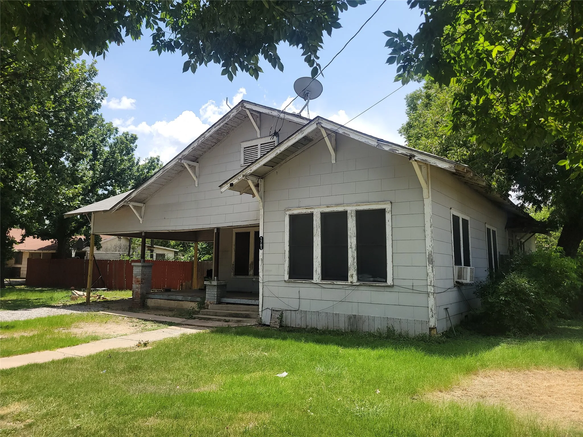 Single Family Residence For Sale in Brown County , 1701 6th Street, Brownwood, Texas 76801, 3 Bedrooms, 2 Bathrooms, Garage spaces, 1,885 Sqft, built in 1900, Price $95,000, mls#21345891, Real Estate Agent in Brownwood, Homes For Sale in Brown county, Homes For Sale in Brownwood, Realtor in Brownwood Texas, Real Estate Brokerage Independent Realty Texas, Luminita Cordes Realtor