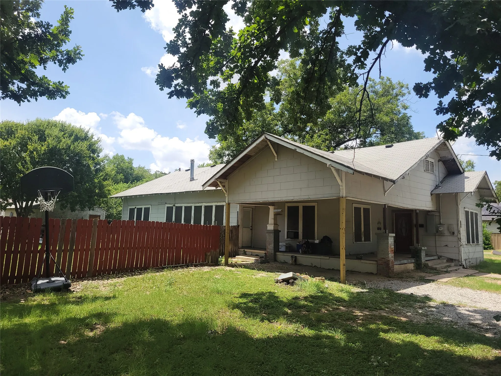 Single Family Residence For Sale in Brown County , 1701 6th Street, Brownwood, Texas 76801, 3 Bedrooms, 2 Bathrooms, Garage spaces, 1,885 Sqft, built in 1900, Price $95,000, mls#21345891, Real Estate Agent in Brownwood, Homes For Sale in Brown county, Homes For Sale in Brownwood, Realtor in Brownwood Texas, Real Estate Brokerage Independent Realty Texas, Luminita Cordes Realtor