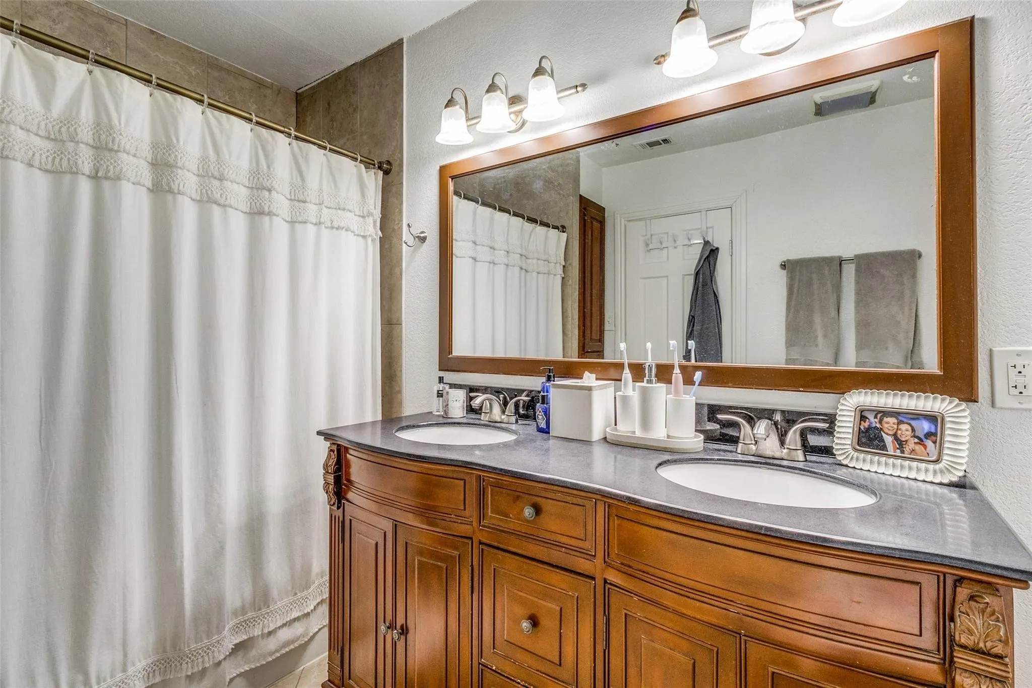 Single Family Residence For Rent in Dallas County , 3732 Seguin Drive, Dallas, Texas 75220, 3 Bedroom, 1 Bathroom, 1 Garage spaces, 1,002 Sqft, built in 1951, mls#21352824, Real Estate Agent in Dallas, Homes For Rent in Dallas county, Homes For Rent in Dallas, Realtor in Dallas Texas, Real Estate Brokerage Independent Realty Texas, Luminita Cordes Realtor