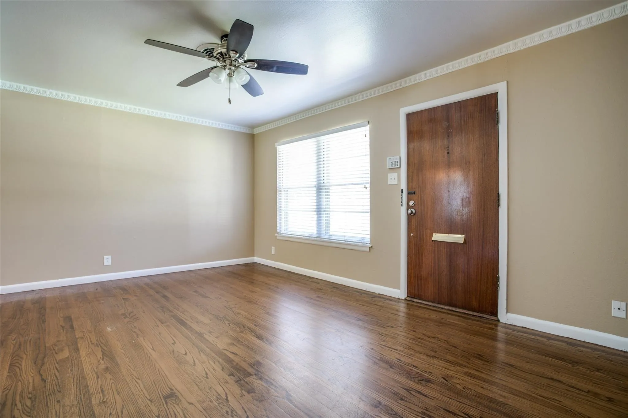 Single Family Residence For Rent in Dallas County , 3724 Almazan Drive, Dallas, Texas 75220, 2 Bedroom, 1 Bathroom, 1 Garage spaces, 941 Sqft, built in 1950, mls#21352854, Real Estate Agent in Dallas, Homes For Rent in Dallas county, Homes For Rent in Dallas, Realtor in Dallas Texas, Real Estate Brokerage Independent Realty Texas, Luminita Cordes Realtor