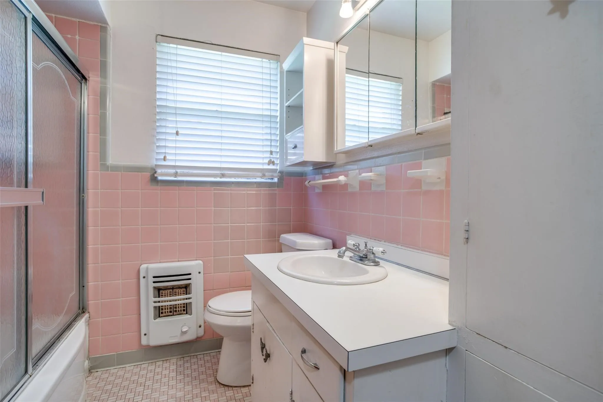 Single Family Residence For Rent in Dallas County , 3724 Almazan Drive, Dallas, Texas 75220, 2 Bedroom, 1 Bathroom, 1 Garage spaces, 941 Sqft, built in 1950, mls#21352854, Real Estate Agent in Dallas, Homes For Rent in Dallas county, Homes For Rent in Dallas, Realtor in Dallas Texas, Real Estate Brokerage Independent Realty Texas, Luminita Cordes Realtor