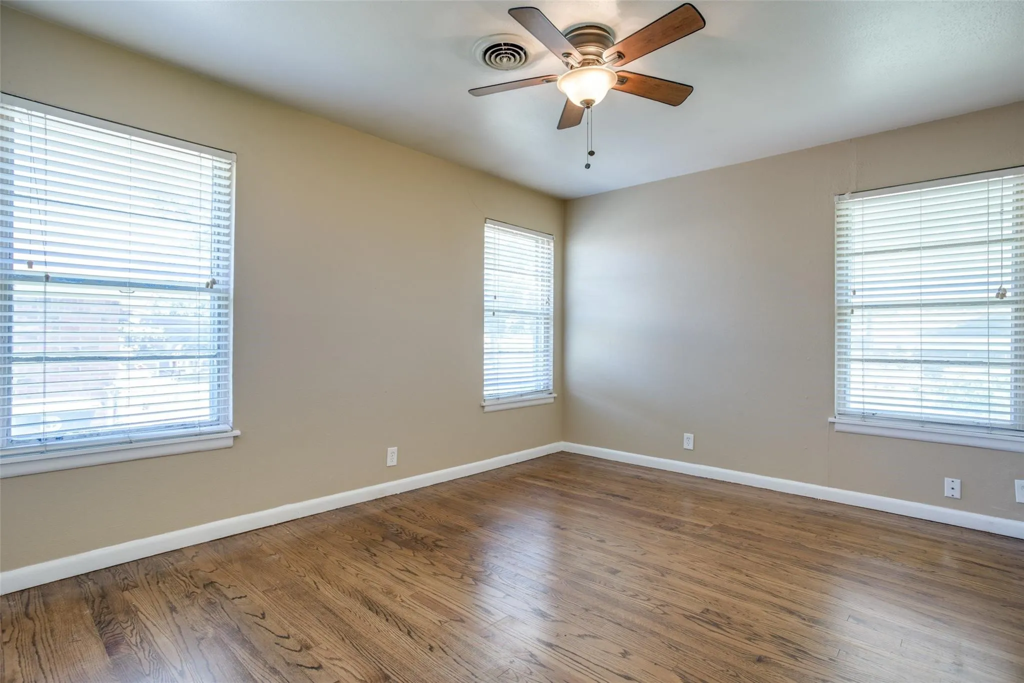 Single Family Residence For Rent in Dallas County , 3724 Almazan Drive, Dallas, Texas 75220, 2 Bedroom, 1 Bathroom, 1 Garage spaces, 941 Sqft, built in 1950, mls#21352854, Real Estate Agent in Dallas, Homes For Rent in Dallas county, Homes For Rent in Dallas, Realtor in Dallas Texas, Real Estate Brokerage Independent Realty Texas, Luminita Cordes Realtor