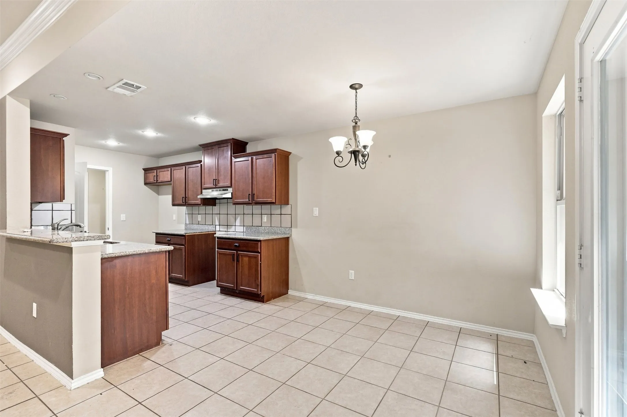 Single Family Residence For Sale in Titus County , 613 Therese Ct., Mt Pleasant, Texas 75455, 3 Bedroom, 2 Bathroom, 1 Garage spaces, 1,225 Sqft, built in 2012, mls#21352942, Real Estate Agent in Mt Pleasant, Homes For Sale in Titus county, Homes For Sale in Mt Pleasant, Realtor in Mt Pleasant Texas, Real Estate Brokerage Independent Realty Texas, Luminita Cordes Realtor