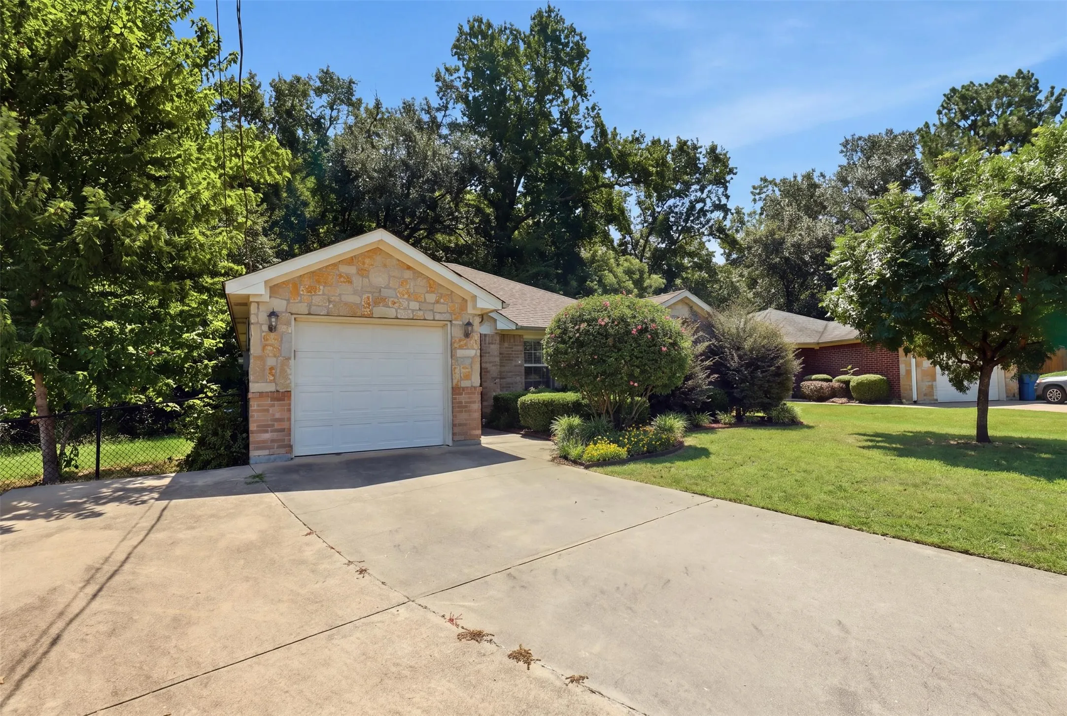 Single Family Residence For Sale in Titus County , 613 Therese Ct., Mt Pleasant, Texas 75455, 3 Bedroom, 2 Bathroom, 1 Garage spaces, 1,225 Sqft, built in 2012, mls#21352942, Real Estate Agent in Mt Pleasant, Homes For Sale in Titus county, Homes For Sale in Mt Pleasant, Realtor in Mt Pleasant Texas, Real Estate Brokerage Independent Realty Texas, Luminita Cordes Realtor