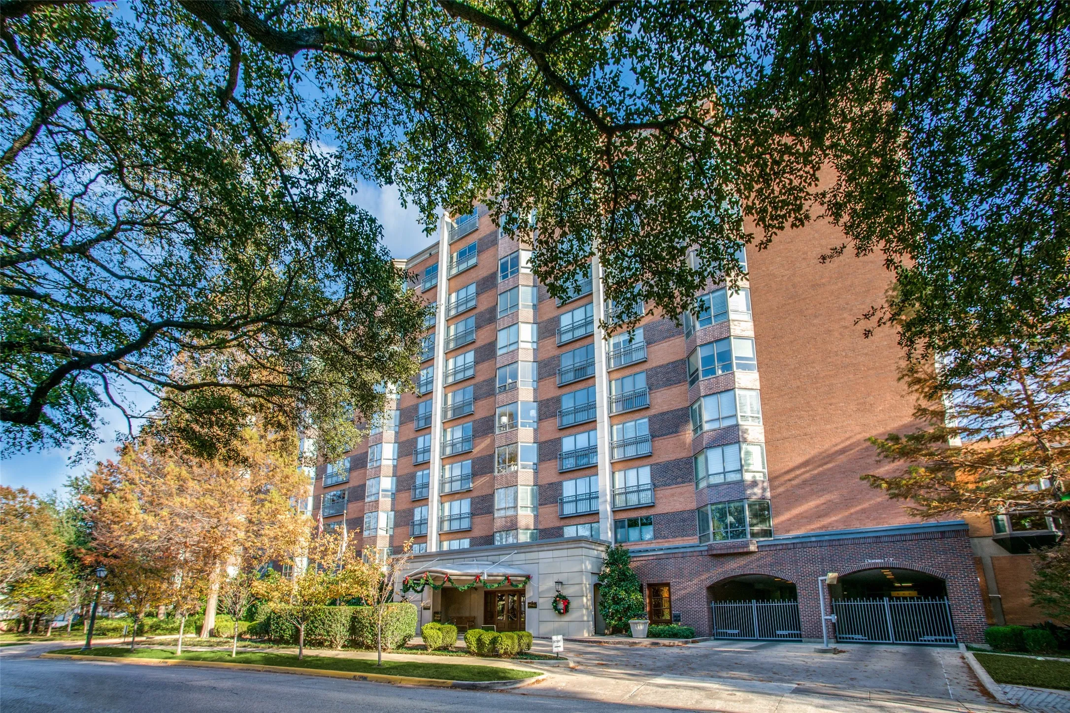 Condominium For Rent in Dallas County , 4242 Lomo Alto Drive N51, Highland Park, Texas 75219, 2 Bedroom, 3 Bathroom, 1 Garage spaces, 1,510 Sqft, built in 1950, mls#21353900, Real Estate Agent in Highland Park, Homes For Rent in Dallas county, Homes For Rent in Highland Park, Realtor in Highland Park Texas, Real Estate Brokerage Independent Realty Texas, Luminita Cordes Realtor