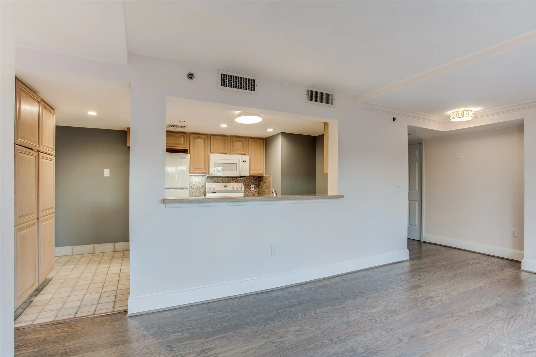 Condominium For Rent in Dallas County , 4242 Lomo Alto Drive N51, Highland Park, Texas 75219, 2 Bedroom, 3 Bathroom, 1 Garage spaces, 1,510 Sqft, built in 1950, mls#21353900, Real Estate Agent in Highland Park, Homes For Rent in Dallas county, Homes For Rent in Highland Park, Realtor in Highland Park Texas, Real Estate Brokerage Independent Realty Texas, Luminita Cordes Realtor