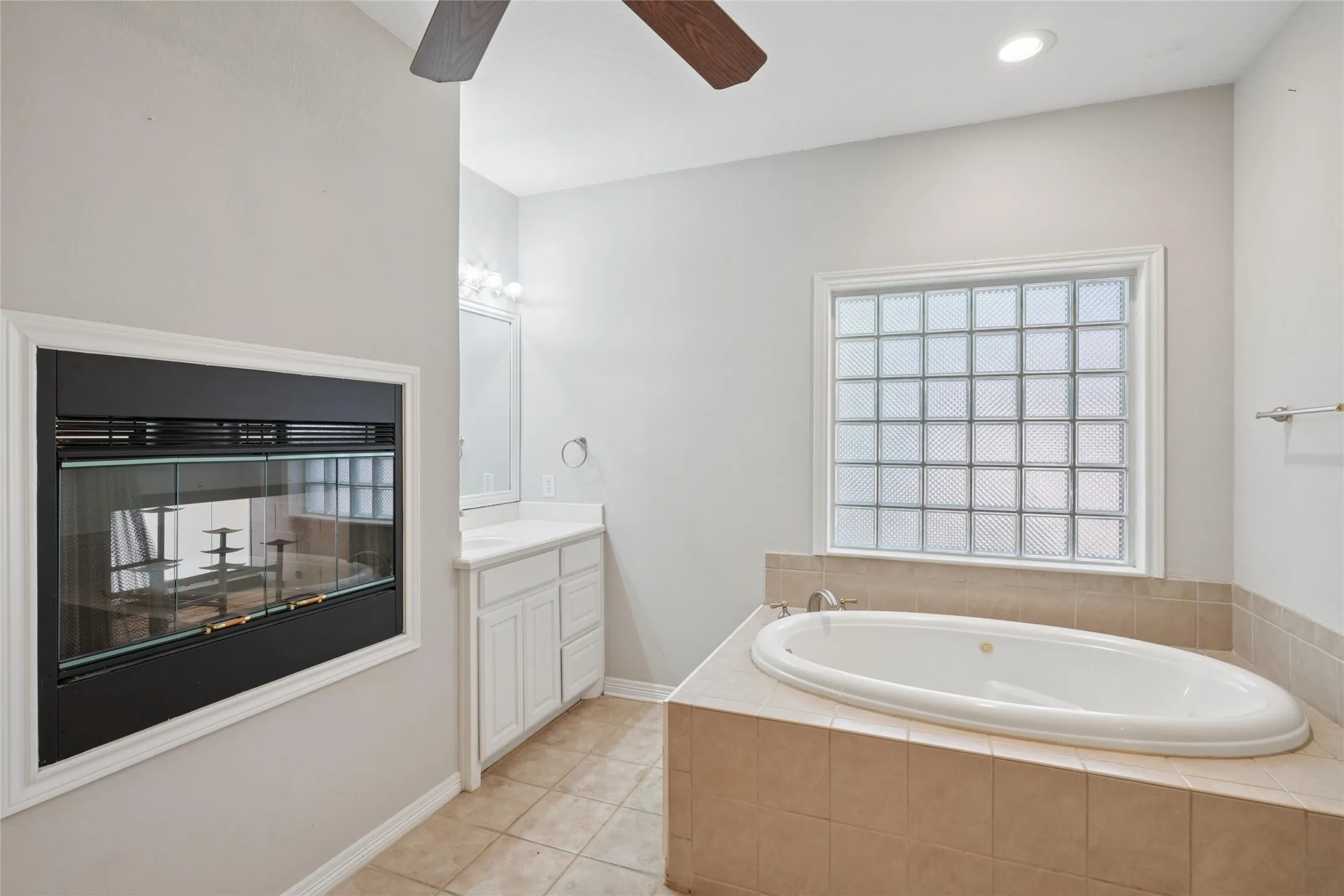 Single Family Residence For Sale in Hill County , 43192 Fringewood Drive, Whitney, Texas 76692, 3 Bedroom, 3 Bathroom, 3 Garage spaces, 2,325 Sqft, built in 2002, mls#21354046, Real Estate Agent in Whitney, Homes For Sale in Hill county, Homes For Sale in Whitney, Realtor in Whitney Texas, Real Estate Brokerage Independent Realty Texas, Luminita Cordes Realtor