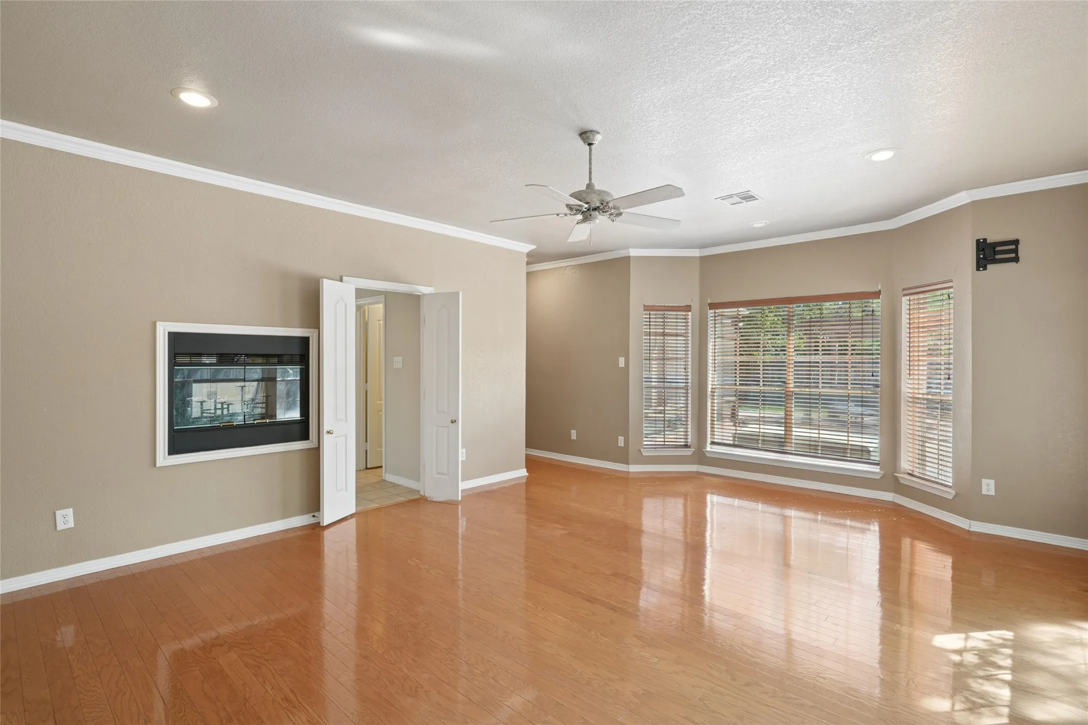 Single Family Residence For Sale in Hill County , 43192 Fringewood Drive, Whitney, Texas 76692, 3 Bedroom, 3 Bathroom, 3 Garage spaces, 2,325 Sqft, built in 2002, mls#21354046, Real Estate Agent in Whitney, Homes For Sale in Hill county, Homes For Sale in Whitney, Realtor in Whitney Texas, Real Estate Brokerage Independent Realty Texas, Luminita Cordes Realtor