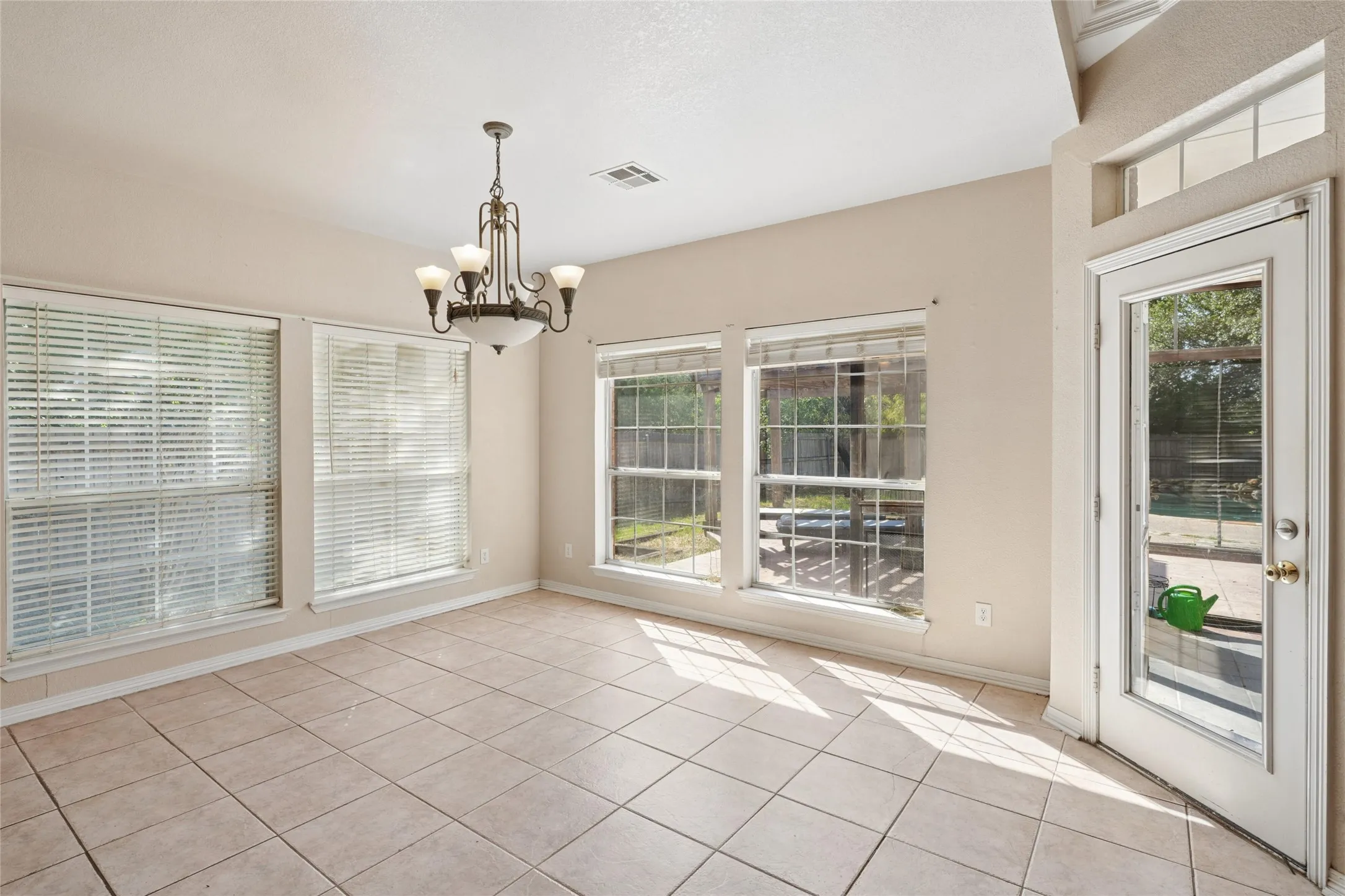 Single Family Residence For Sale in Hill County , 43192 Fringewood Drive, Whitney, Texas 76692, 3 Bedroom, 3 Bathroom, 3 Garage spaces, 2,325 Sqft, built in 2002, mls#21354046, Real Estate Agent in Whitney, Homes For Sale in Hill county, Homes For Sale in Whitney, Realtor in Whitney Texas, Real Estate Brokerage Independent Realty Texas, Luminita Cordes Realtor