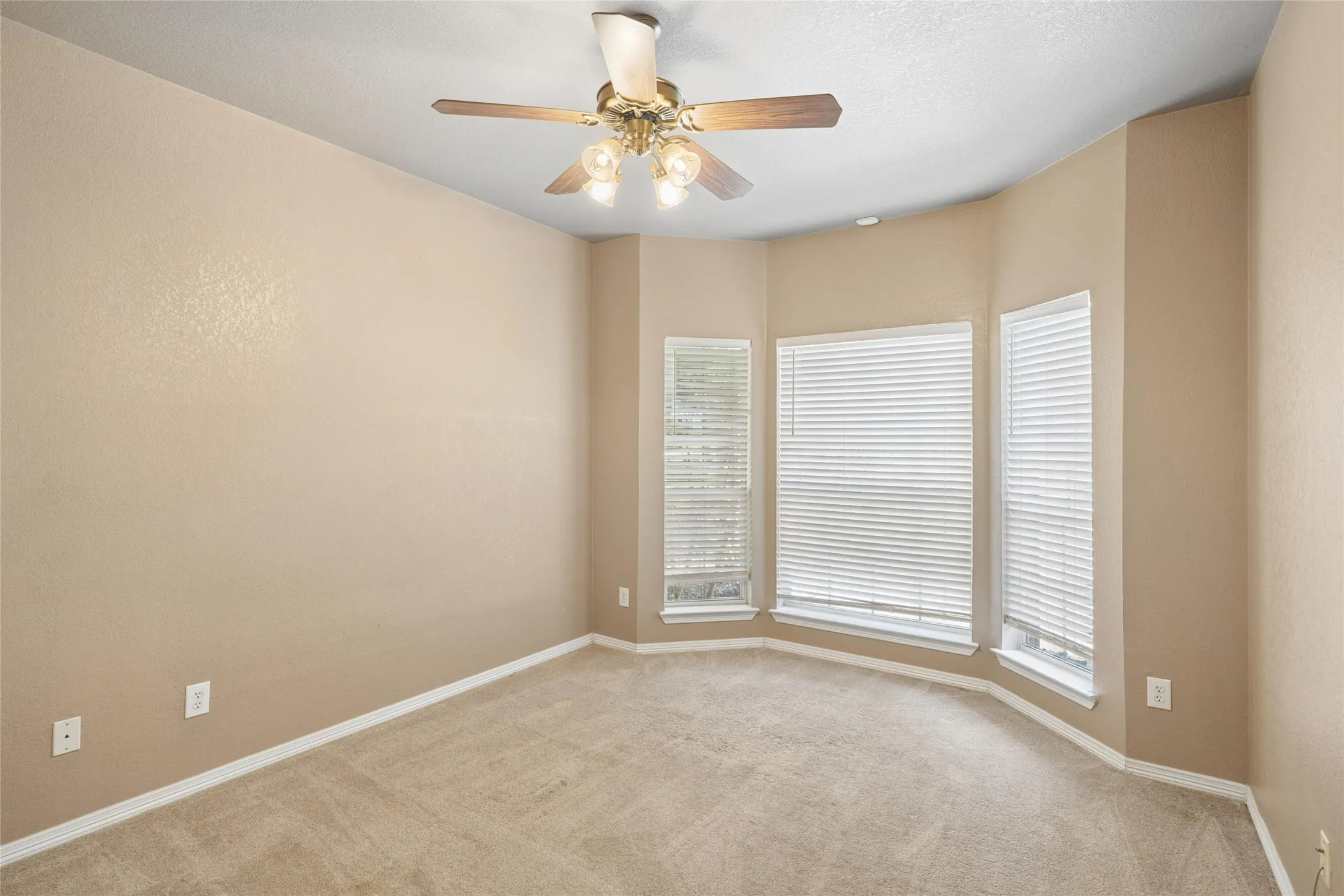 Single Family Residence For Sale in Hill County , 43192 Fringewood Drive, Whitney, Texas 76692, 3 Bedroom, 3 Bathroom, 3 Garage spaces, 2,325 Sqft, built in 2002, mls#21354046, Real Estate Agent in Whitney, Homes For Sale in Hill county, Homes For Sale in Whitney, Realtor in Whitney Texas, Real Estate Brokerage Independent Realty Texas, Luminita Cordes Realtor