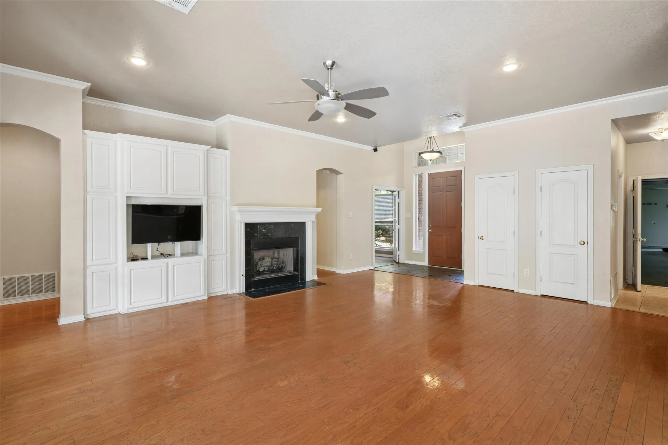Single Family Residence For Sale in Hill County , 43192 Fringewood Drive, Whitney, Texas 76692, 3 Bedroom, 3 Bathroom, 3 Garage spaces, 2,325 Sqft, built in 2002, mls#21354046, Real Estate Agent in Whitney, Homes For Sale in Hill county, Homes For Sale in Whitney, Realtor in Whitney Texas, Real Estate Brokerage Independent Realty Texas, Luminita Cordes Realtor