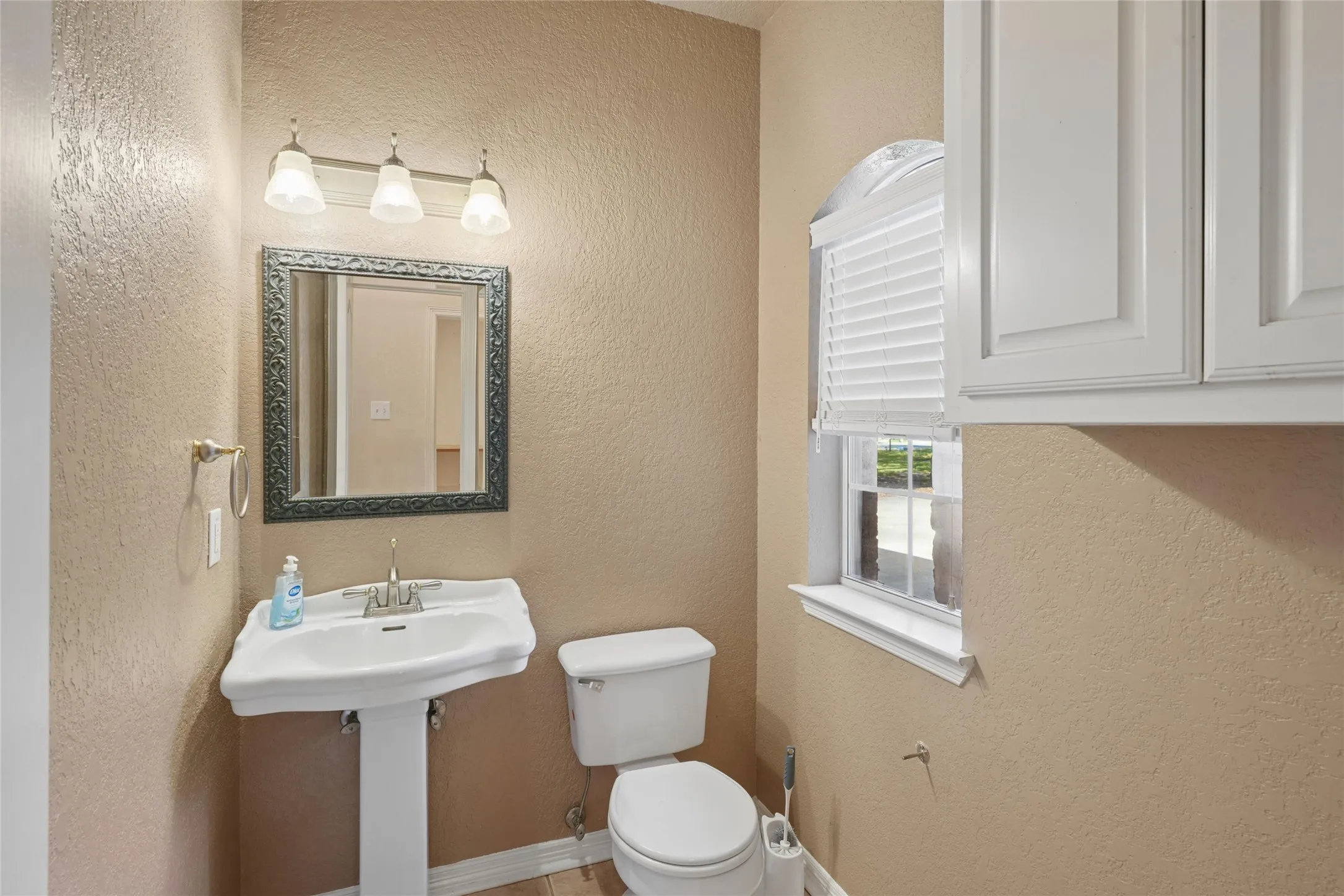 Single Family Residence For Sale in Hill County , 43192 Fringewood Drive, Whitney, Texas 76692, 3 Bedroom, 3 Bathroom, 3 Garage spaces, 2,325 Sqft, built in 2002, mls#21354046, Real Estate Agent in Whitney, Homes For Sale in Hill county, Homes For Sale in Whitney, Realtor in Whitney Texas, Real Estate Brokerage Independent Realty Texas, Luminita Cordes Realtor