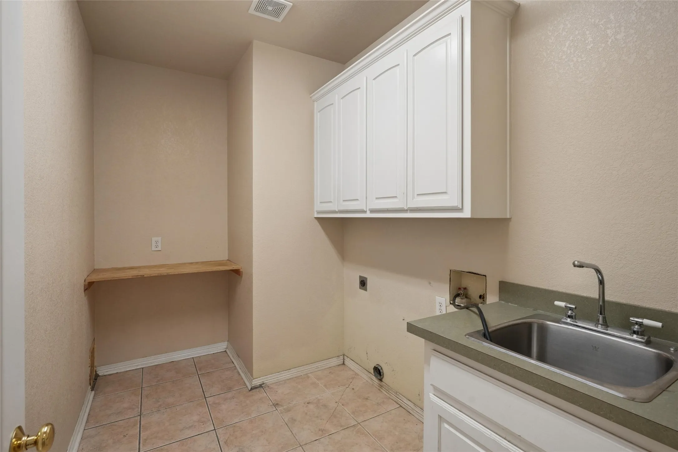 Single Family Residence For Sale in Hill County , 43192 Fringewood Drive, Whitney, Texas 76692, 3 Bedroom, 3 Bathroom, 3 Garage spaces, 2,325 Sqft, built in 2002, mls#21354046, Real Estate Agent in Whitney, Homes For Sale in Hill county, Homes For Sale in Whitney, Realtor in Whitney Texas, Real Estate Brokerage Independent Realty Texas, Luminita Cordes Realtor