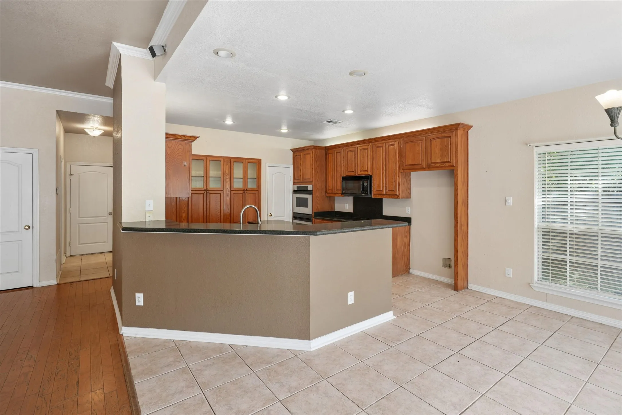 Single Family Residence For Sale in Hill County , 43192 Fringewood Drive, Whitney, Texas 76692, 3 Bedroom, 3 Bathroom, 3 Garage spaces, 2,325 Sqft, built in 2002, mls#21354046, Real Estate Agent in Whitney, Homes For Sale in Hill county, Homes For Sale in Whitney, Realtor in Whitney Texas, Real Estate Brokerage Independent Realty Texas, Luminita Cordes Realtor