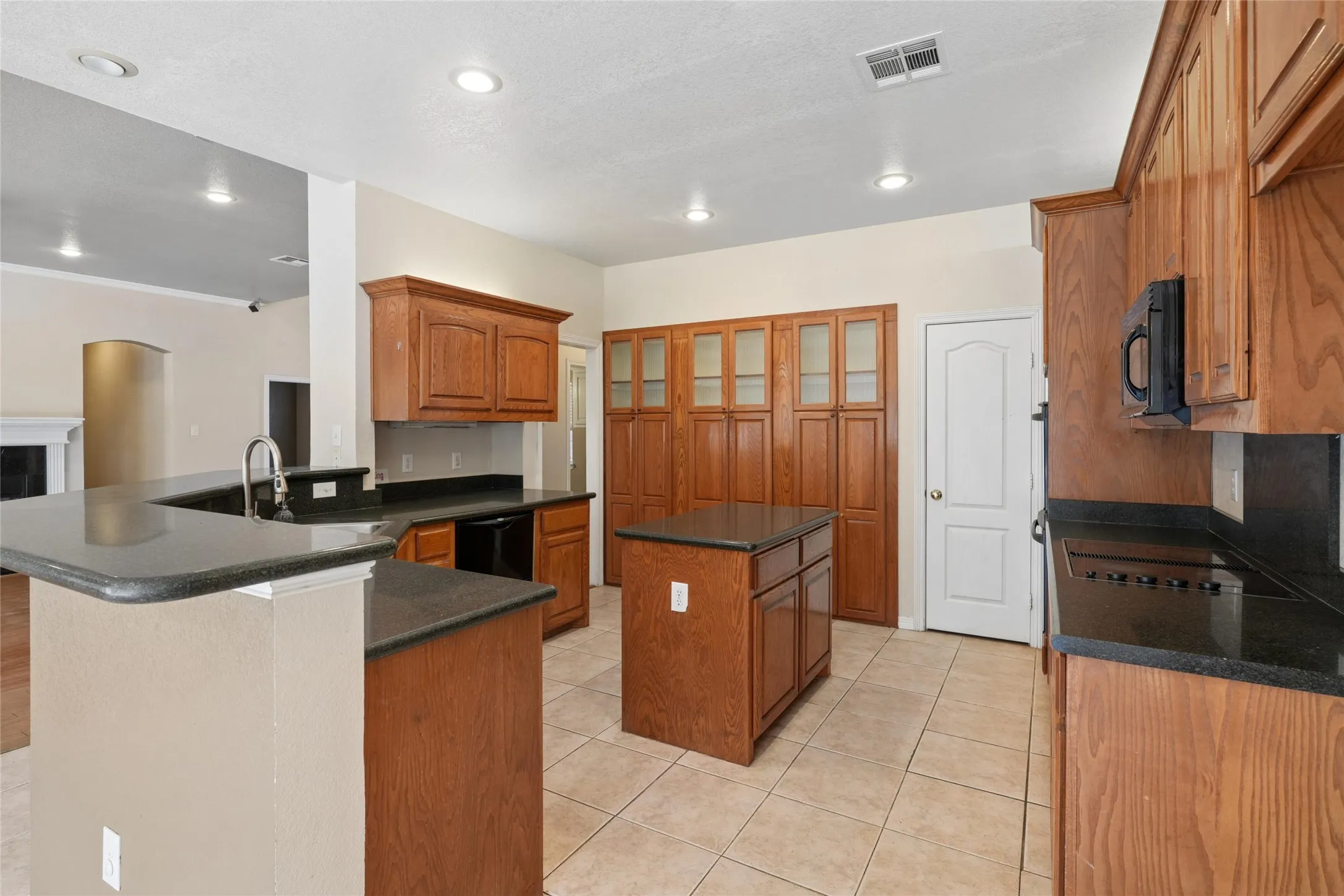 Single Family Residence For Sale in Hill County , 43192 Fringewood Drive, Whitney, Texas 76692, 3 Bedroom, 3 Bathroom, 3 Garage spaces, 2,325 Sqft, built in 2002, mls#21354046, Real Estate Agent in Whitney, Homes For Sale in Hill county, Homes For Sale in Whitney, Realtor in Whitney Texas, Real Estate Brokerage Independent Realty Texas, Luminita Cordes Realtor