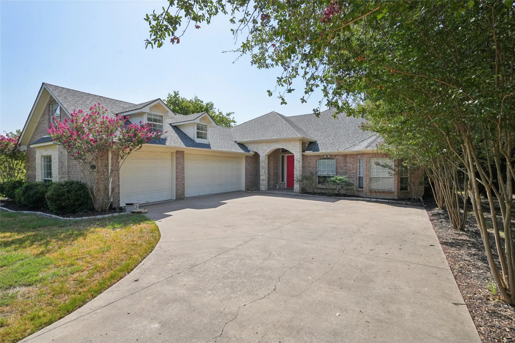 Single Family Residence For Sale in Hill County , 43192 Fringewood Drive, Whitney, Texas 76692, 3 Bedroom, 3 Bathroom, 3 Garage spaces, 2,325 Sqft, built in 2002, mls#21354046, Real Estate Agent in Whitney, Homes For Sale in Hill county, Homes For Sale in Whitney, Realtor in Whitney Texas, Real Estate Brokerage Independent Realty Texas, Luminita Cordes Realtor