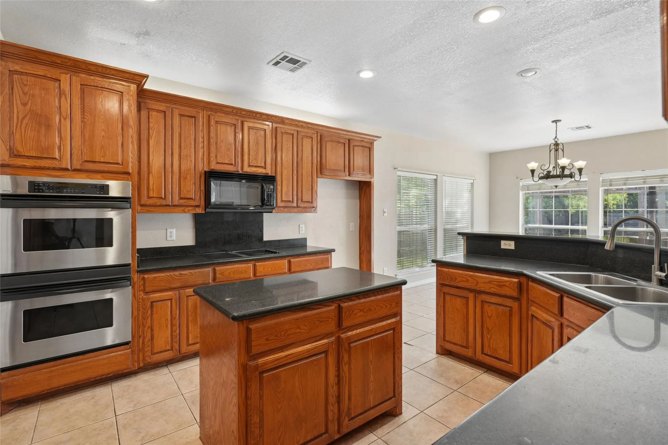 Single Family Residence For Sale in Hill County , 43192 Fringewood Drive, Whitney, Texas 76692, 3 Bedroom, 3 Bathroom, 3 Garage spaces, 2,325 Sqft, built in 2002, mls#21354046, Real Estate Agent in Whitney, Homes For Sale in Hill county, Homes For Sale in Whitney, Realtor in Whitney Texas, Real Estate Brokerage Independent Realty Texas, Luminita Cordes Realtor