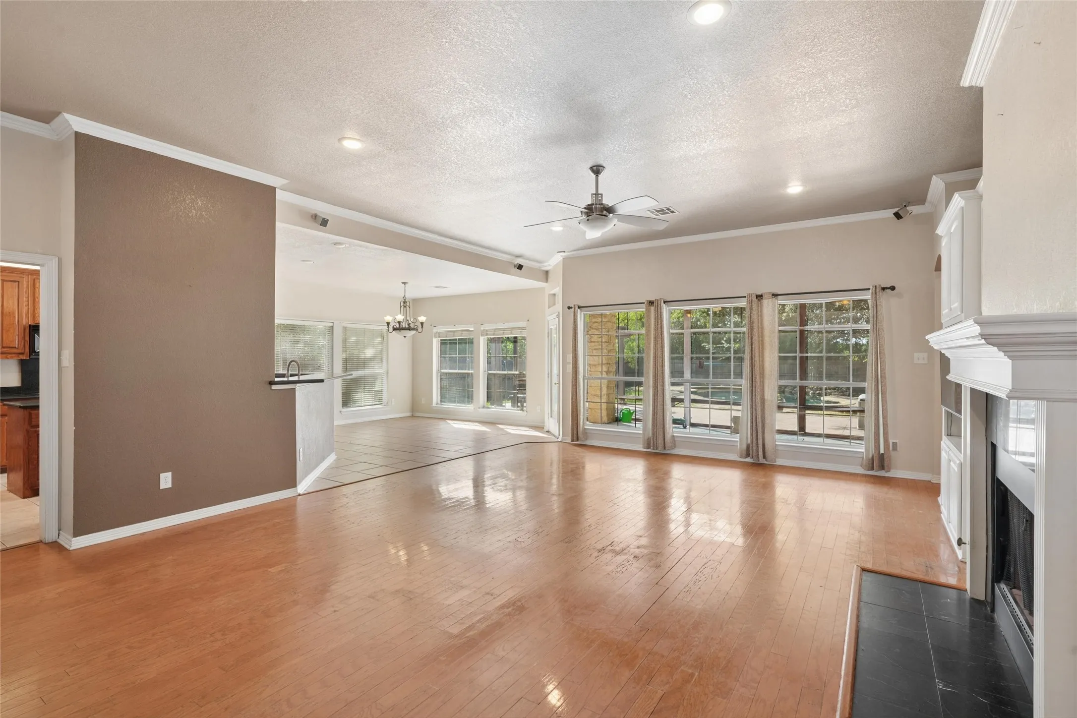 Single Family Residence For Sale in Hill County , 43192 Fringewood Drive, Whitney, Texas 76692, 3 Bedroom, 3 Bathroom, 3 Garage spaces, 2,325 Sqft, built in 2002, mls#21354046, Real Estate Agent in Whitney, Homes For Sale in Hill county, Homes For Sale in Whitney, Realtor in Whitney Texas, Real Estate Brokerage Independent Realty Texas, Luminita Cordes Realtor
