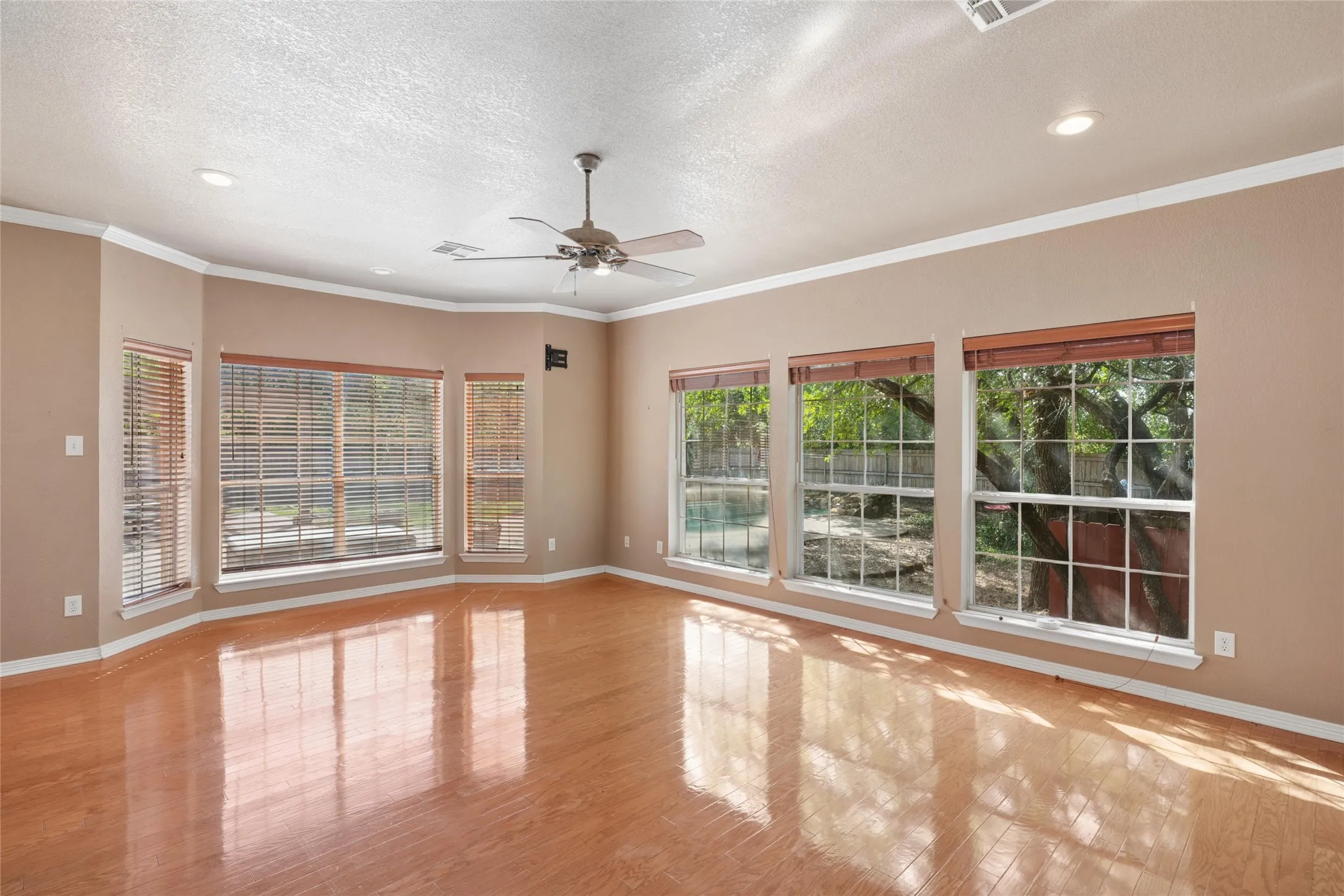 Single Family Residence For Sale in Hill County , 43192 Fringewood Drive, Whitney, Texas 76692, 3 Bedroom, 3 Bathroom, 3 Garage spaces, 2,325 Sqft, built in 2002, mls#21354046, Real Estate Agent in Whitney, Homes For Sale in Hill county, Homes For Sale in Whitney, Realtor in Whitney Texas, Real Estate Brokerage Independent Realty Texas, Luminita Cordes Realtor