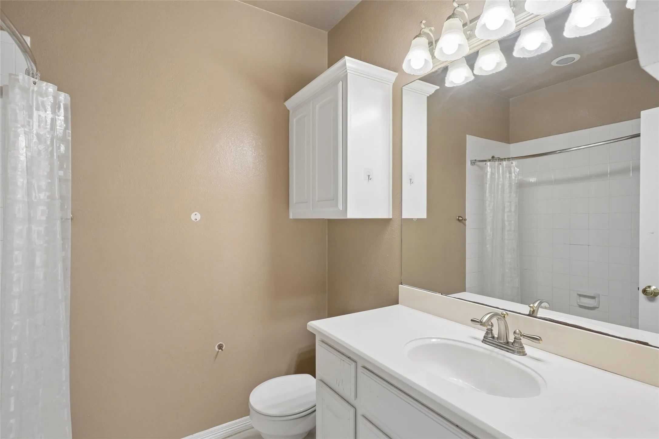 Single Family Residence For Sale in Hill County , 43192 Fringewood Drive, Whitney, Texas 76692, 3 Bedroom, 3 Bathroom, 3 Garage spaces, 2,325 Sqft, built in 2002, mls#21354046, Real Estate Agent in Whitney, Homes For Sale in Hill county, Homes For Sale in Whitney, Realtor in Whitney Texas, Real Estate Brokerage Independent Realty Texas, Luminita Cordes Realtor