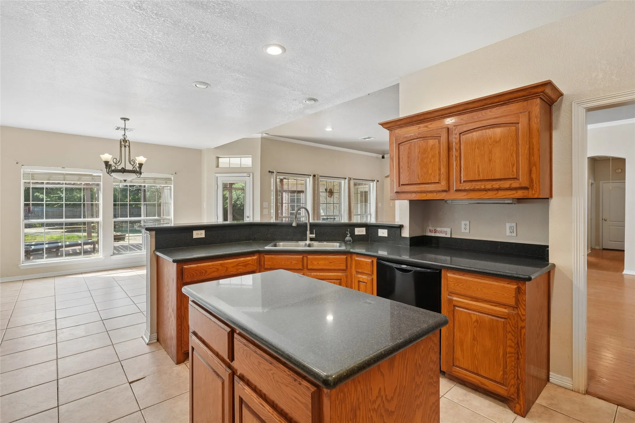 Single Family Residence For Sale in Hill County , 43192 Fringewood Drive, Whitney, Texas 76692, 3 Bedroom, 3 Bathroom, 3 Garage spaces, 2,325 Sqft, built in 2002, mls#21354046, Real Estate Agent in Whitney, Homes For Sale in Hill county, Homes For Sale in Whitney, Realtor in Whitney Texas, Real Estate Brokerage Independent Realty Texas, Luminita Cordes Realtor