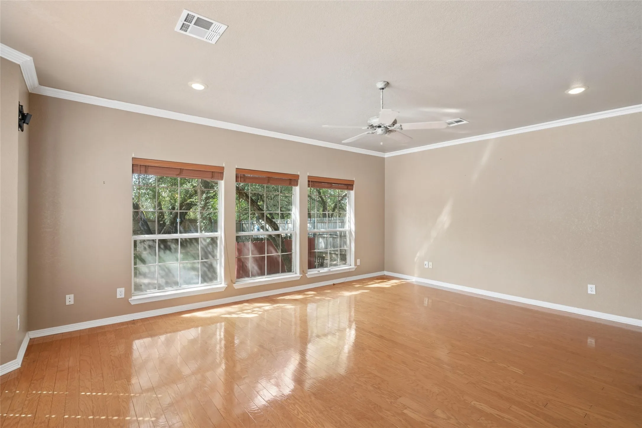 Single Family Residence For Sale in Hill County , 43192 Fringewood Drive, Whitney, Texas 76692, 3 Bedroom, 3 Bathroom, 3 Garage spaces, 2,325 Sqft, built in 2002, mls#21354046, Real Estate Agent in Whitney, Homes For Sale in Hill county, Homes For Sale in Whitney, Realtor in Whitney Texas, Real Estate Brokerage Independent Realty Texas, Luminita Cordes Realtor
