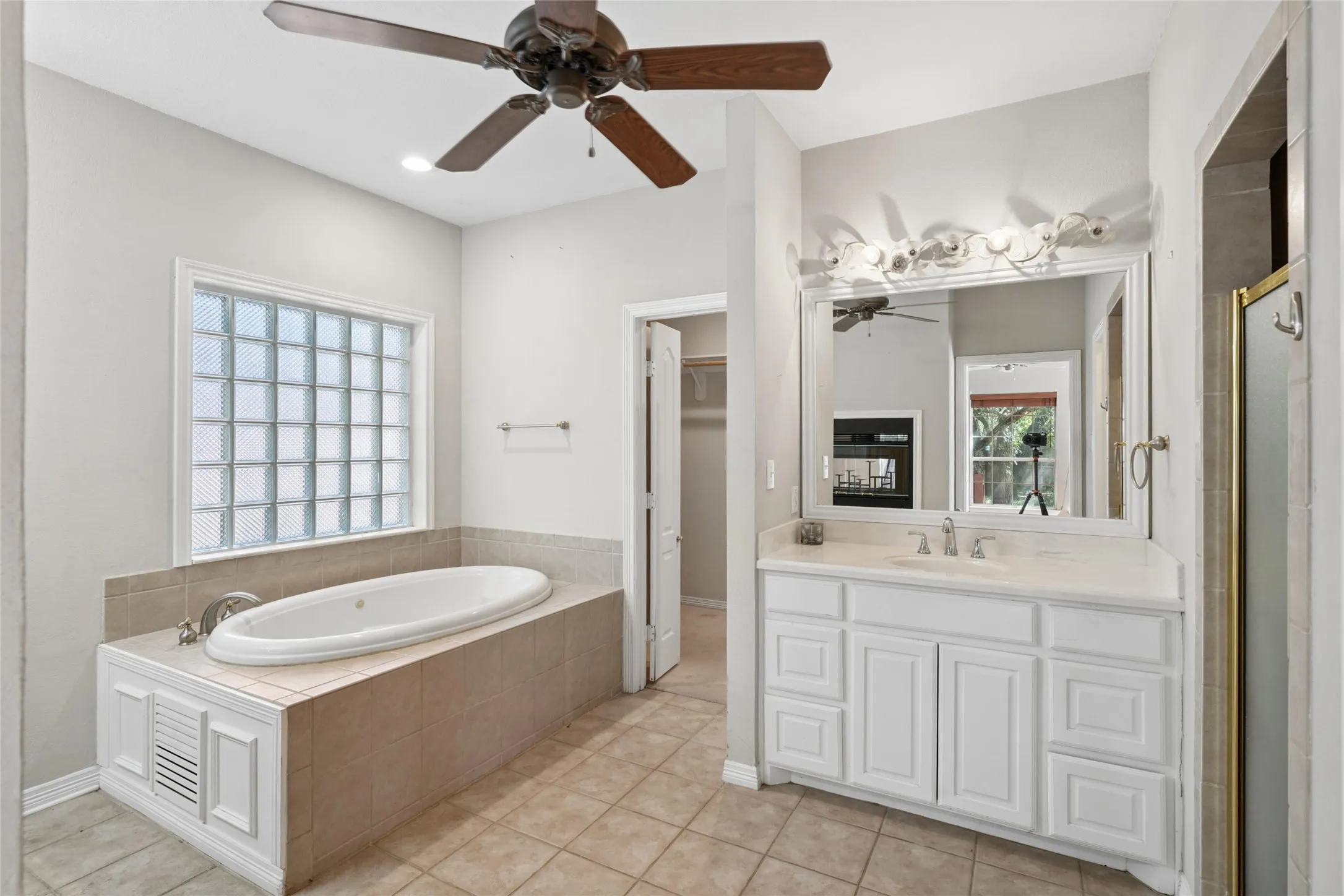 Single Family Residence For Sale in Hill County , 43192 Fringewood Drive, Whitney, Texas 76692, 3 Bedroom, 3 Bathroom, 3 Garage spaces, 2,325 Sqft, built in 2002, mls#21354046, Real Estate Agent in Whitney, Homes For Sale in Hill county, Homes For Sale in Whitney, Realtor in Whitney Texas, Real Estate Brokerage Independent Realty Texas, Luminita Cordes Realtor