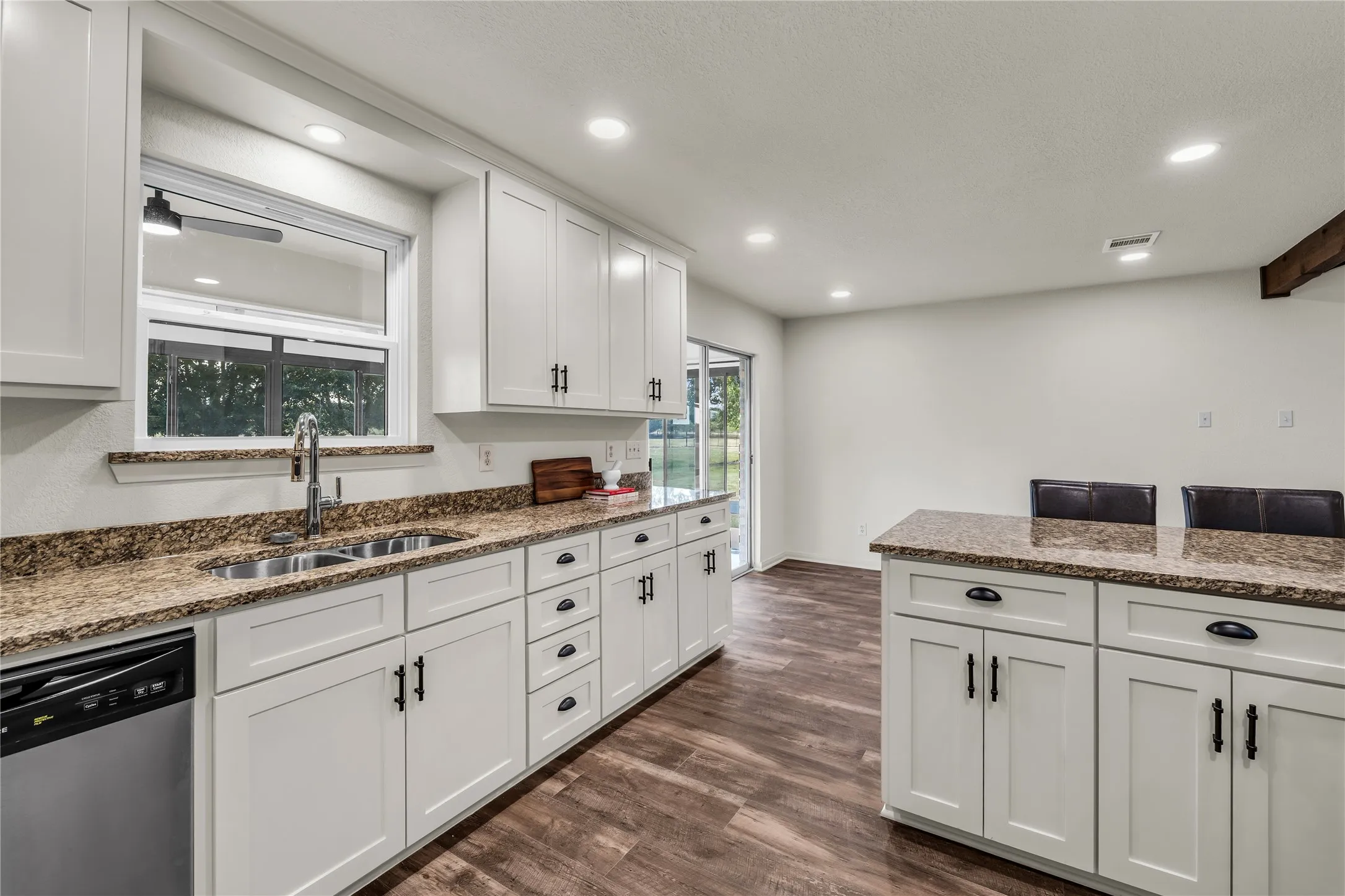 Single Family Residence For Sale in Mc Lennan County , 299 Aggie Way, China Spring, Texas 76633, 3 Bedroom, 3 Bathroom, Garage spaces, 2,038 Sqft, built in 1978, mls#21353693, Real Estate Agent in China Spring, Homes For Sale in Mc Lennan county, Homes For Sale in China Spring, Realtor in China Spring Texas, Real Estate Brokerage Independent Realty Texas, Luminita Cordes Realtor