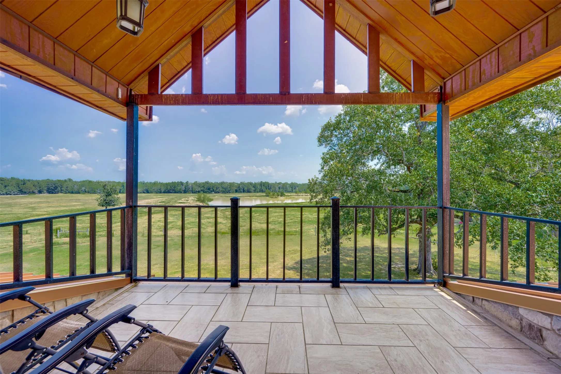 Single Family Residence For Sale in Red River (TX) County , 1521 County Road 3117, Clarksville, Texas 75426, 3 Bedroom, 5 Bathroom, 3 Garage spaces, 4,723 Sqft, built in 2012, mls#21353858, Real Estate Agent in Clarksville, Homes For Sale in Red River (TX) county, Homes For Sale in Clarksville, Realtor in Clarksville Texas, Real Estate Brokerage Independent Realty Texas, Luminita Cordes Realtor