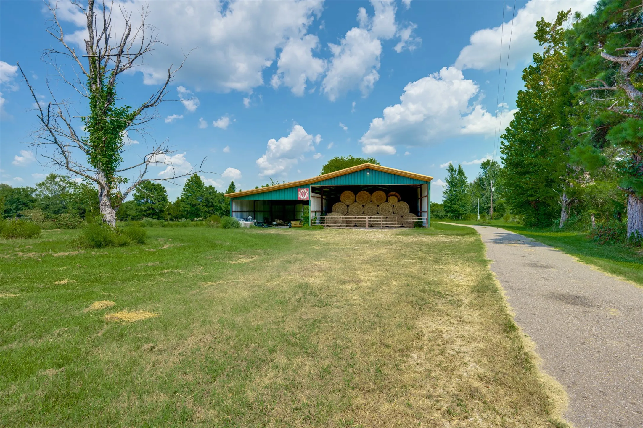 Single Family Residence For Sale in Red River (TX) County , 1521 County Road 3117, Clarksville, Texas 75426, 3 Bedroom, 5 Bathroom, 3 Garage spaces, 4,723 Sqft, built in 2012, mls#21353858, Real Estate Agent in Clarksville, Homes For Sale in Red River (TX) county, Homes For Sale in Clarksville, Realtor in Clarksville Texas, Real Estate Brokerage Independent Realty Texas, Luminita Cordes Realtor