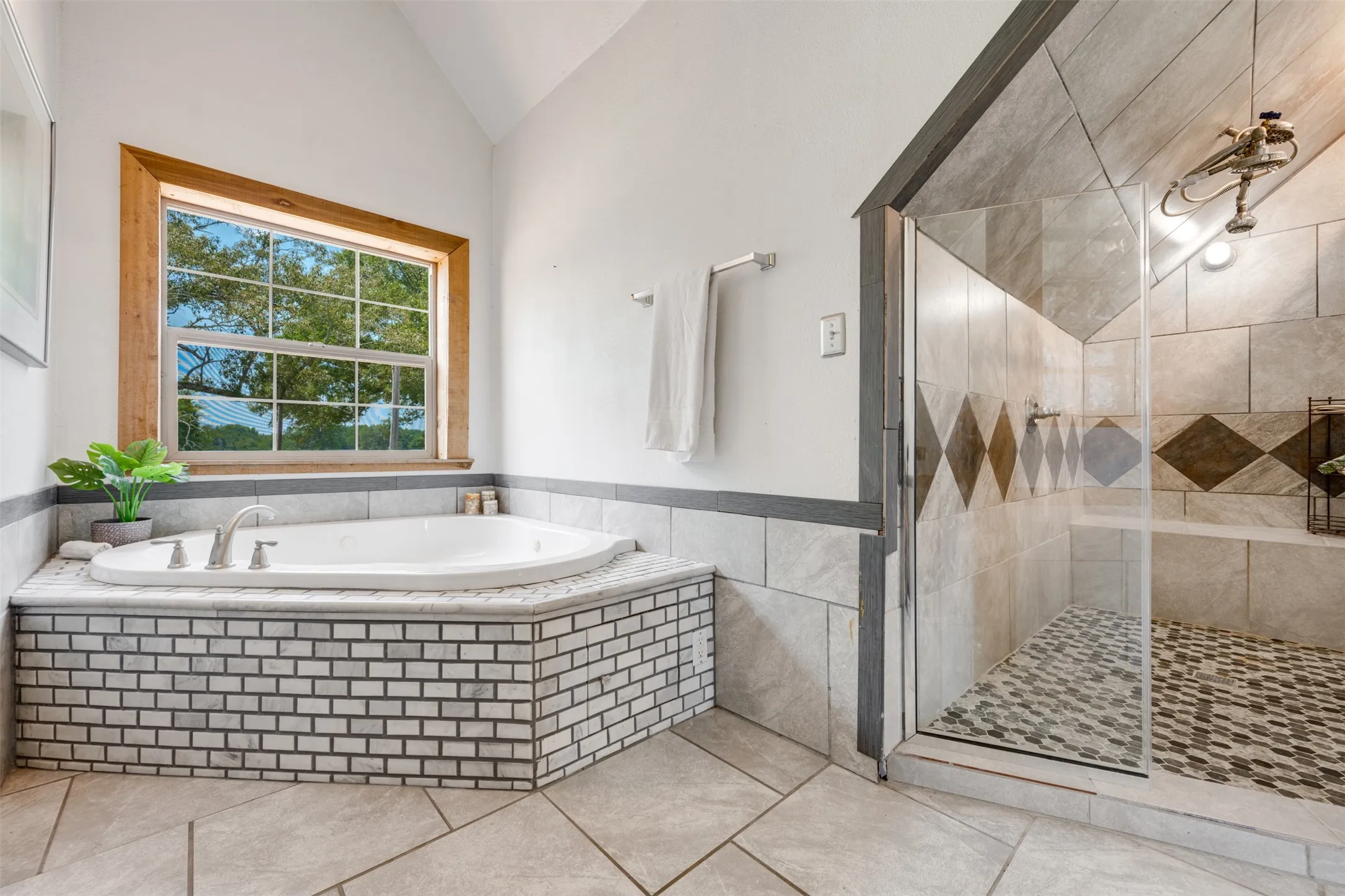 Single Family Residence For Sale in Red River (TX) County , 1521 County Road 3117, Clarksville, Texas 75426, 3 Bedroom, 5 Bathroom, 3 Garage spaces, 4,723 Sqft, built in 2012, mls#21353858, Real Estate Agent in Clarksville, Homes For Sale in Red River (TX) county, Homes For Sale in Clarksville, Realtor in Clarksville Texas, Real Estate Brokerage Independent Realty Texas, Luminita Cordes Realtor