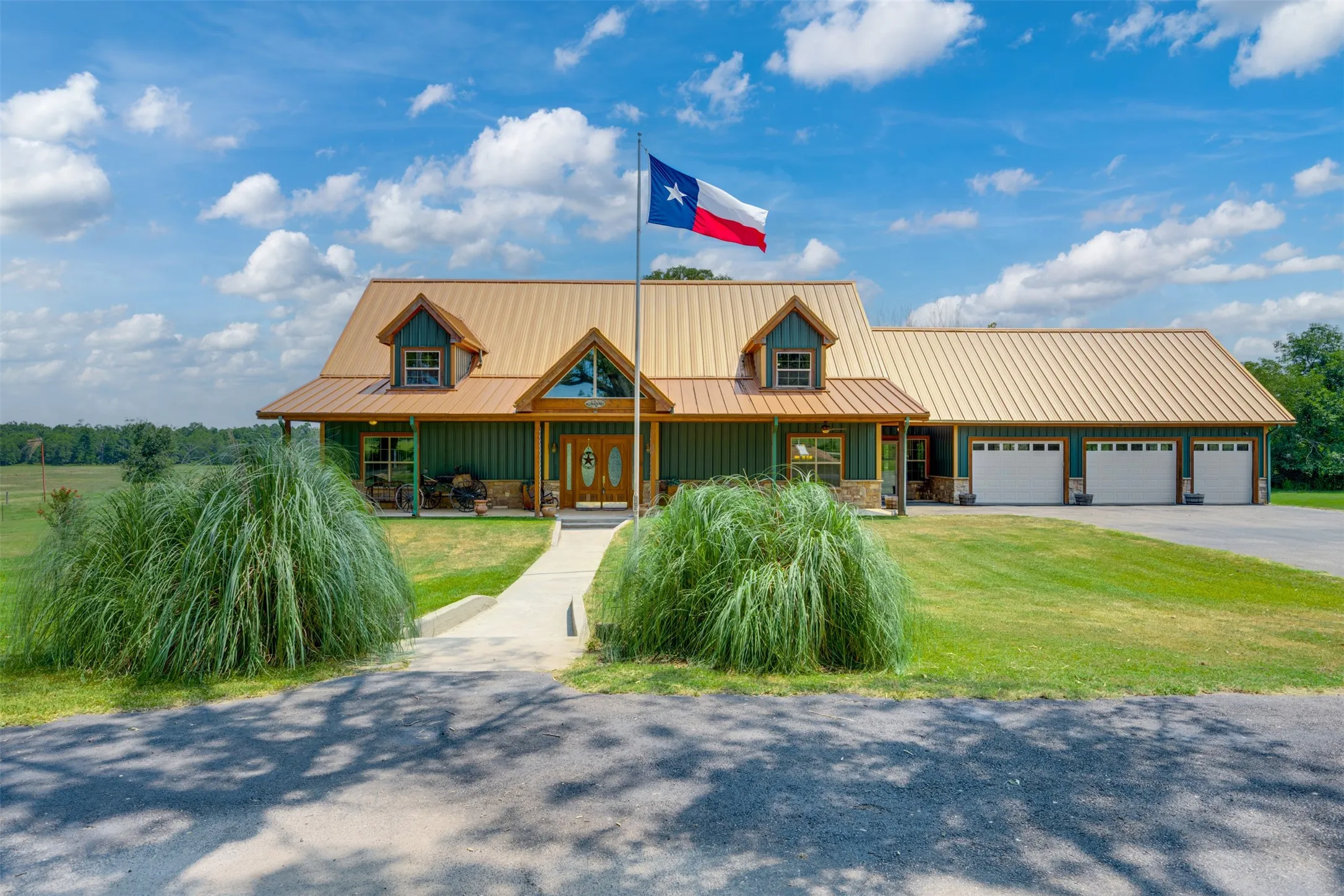 Single Family Residence For Sale in Red River (TX) County , 1521 County Road 3117, Clarksville, Texas 75426, 3 Bedroom, 5 Bathroom, 3 Garage spaces, 4,723 Sqft, built in 2012, mls#21353858, Real Estate Agent in Clarksville, Homes For Sale in Red River (TX) county, Homes For Sale in Clarksville, Realtor in Clarksville Texas, Real Estate Brokerage Independent Realty Texas, Luminita Cordes Realtor