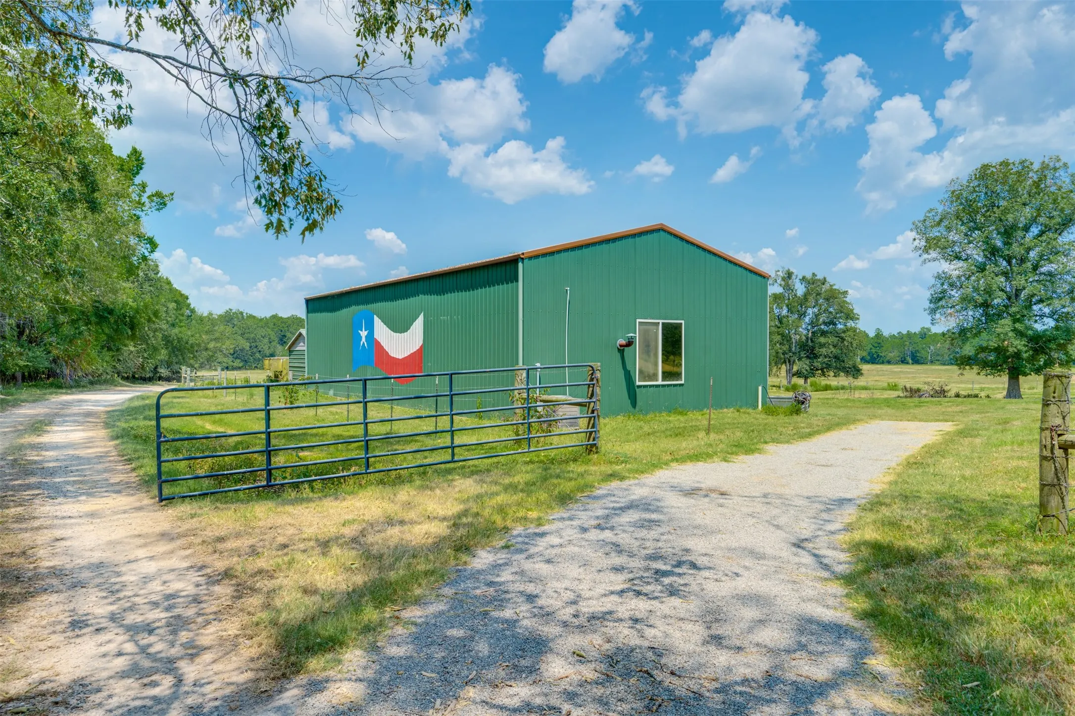 Single Family Residence For Sale in Red River (TX) County , 1521 County Road 3117, Clarksville, Texas 75426, 3 Bedroom, 5 Bathroom, 3 Garage spaces, 4,723 Sqft, built in 2012, mls#21353858, Real Estate Agent in Clarksville, Homes For Sale in Red River (TX) county, Homes For Sale in Clarksville, Realtor in Clarksville Texas, Real Estate Brokerage Independent Realty Texas, Luminita Cordes Realtor