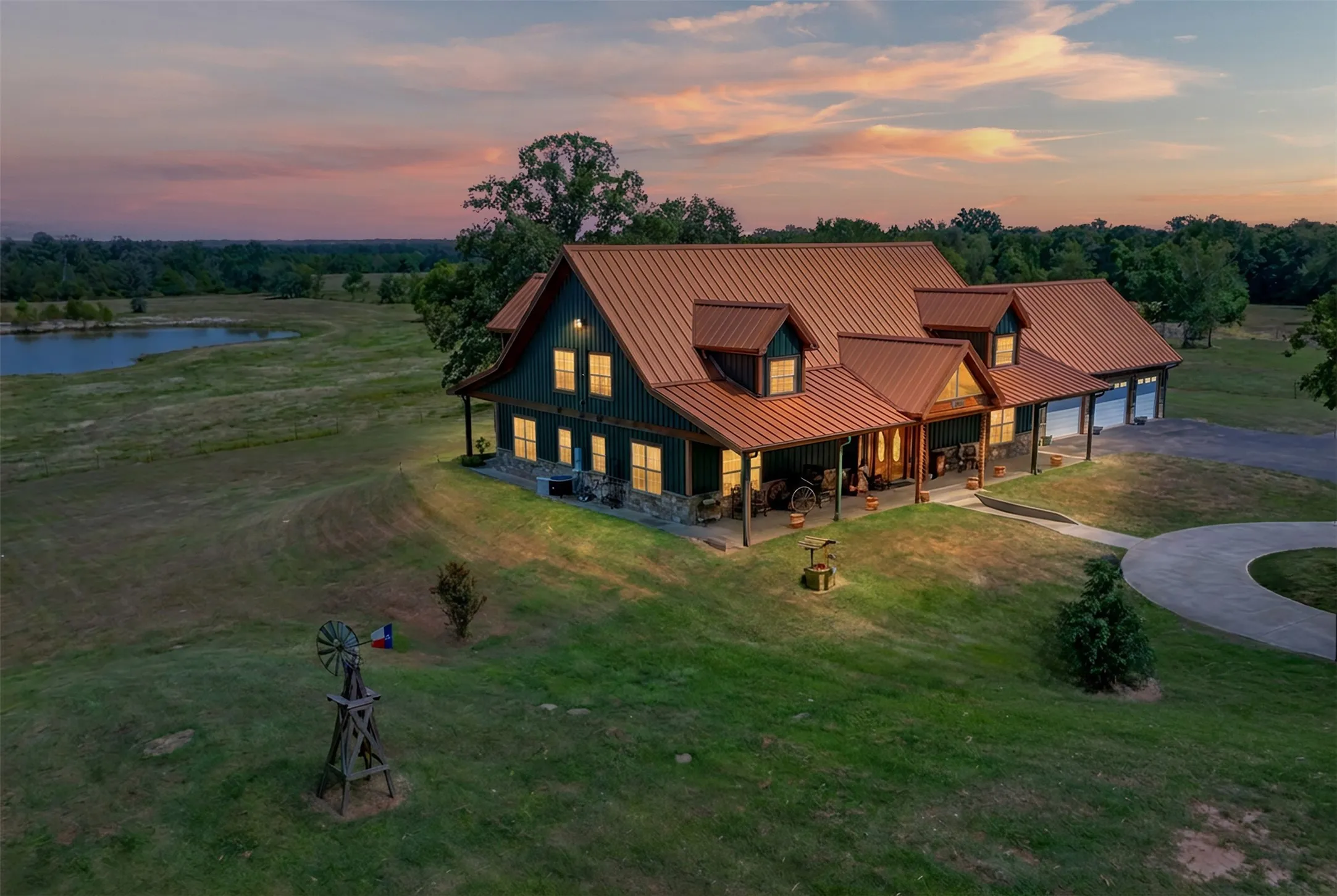 Single Family Residence For Sale in Red River (TX) County , 1521 County Road 3117, Clarksville, Texas 75426, 3 Bedroom, 5 Bathroom, 3 Garage spaces, 4,723 Sqft, built in 2012, mls#21353858, Real Estate Agent in Clarksville, Homes For Sale in Red River (TX) county, Homes For Sale in Clarksville, Realtor in Clarksville Texas, Real Estate Brokerage Independent Realty Texas, Luminita Cordes Realtor