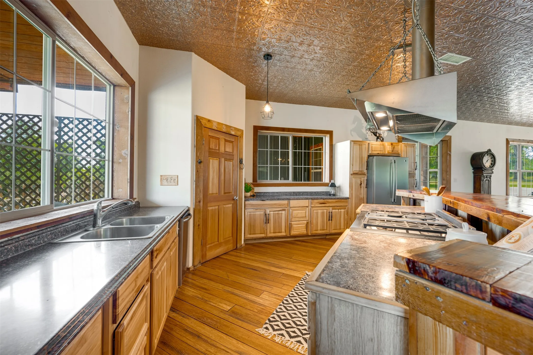 Single Family Residence For Sale in Red River (TX) County , 1521 County Road 3117, Clarksville, Texas 75426, 3 Bedroom, 5 Bathroom, 3 Garage spaces, 4,723 Sqft, built in 2012, mls#21353858, Real Estate Agent in Clarksville, Homes For Sale in Red River (TX) county, Homes For Sale in Clarksville, Realtor in Clarksville Texas, Real Estate Brokerage Independent Realty Texas, Luminita Cordes Realtor