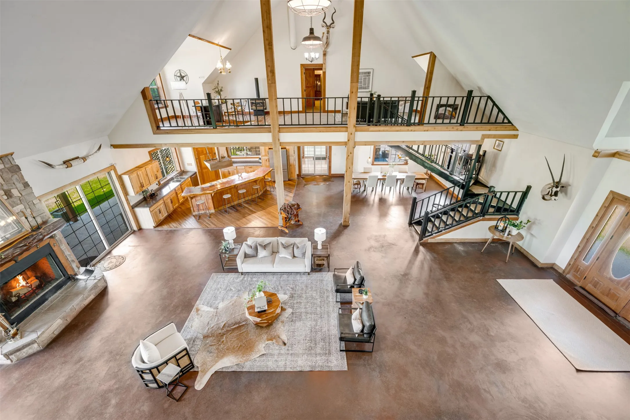 Single Family Residence For Sale in Red River (TX) County , 1521 County Road 3117, Clarksville, Texas 75426, 3 Bedroom, 5 Bathroom, 3 Garage spaces, 4,723 Sqft, built in 2012, mls#21353858, Real Estate Agent in Clarksville, Homes For Sale in Red River (TX) county, Homes For Sale in Clarksville, Realtor in Clarksville Texas, Real Estate Brokerage Independent Realty Texas, Luminita Cordes Realtor